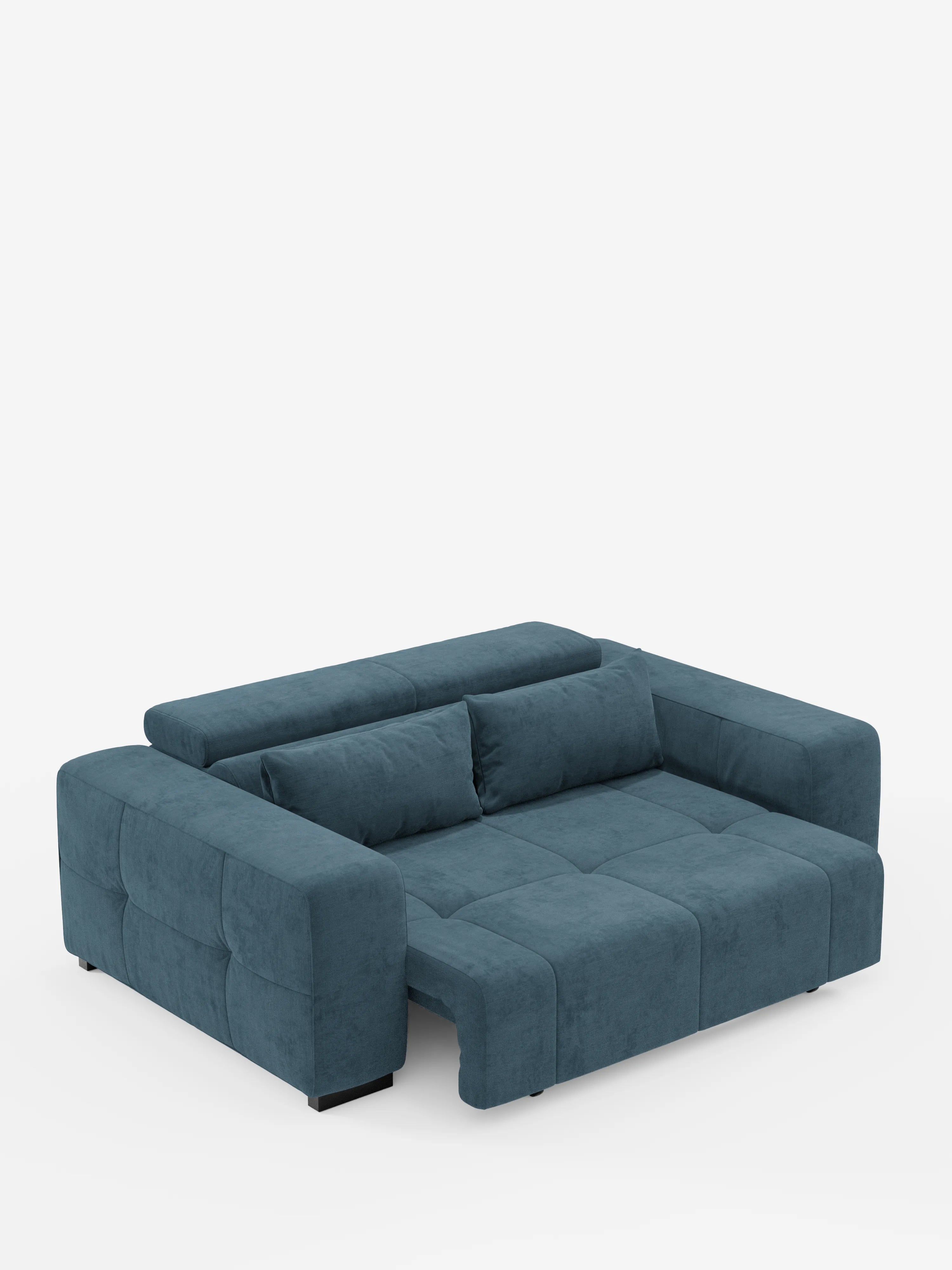 Un moderno divano Monarch blu con funzione relax elettrica per l’allungamento delle sedute e poggiatesta reclinabile, realizzato in morbido tessuto smacchiabile T31 di Divani.Store, caratterizzato da ampi braccioli, due cuscini schienali e una sezione letto estraibile che forma una superficie piana. Il design è pulito e squadrato, con una trapuntatura a vista che richiama un delicato stile capitonné sulla seduta e sui fianchi. Il tutto su uno sfondo bianco a tinta unita.