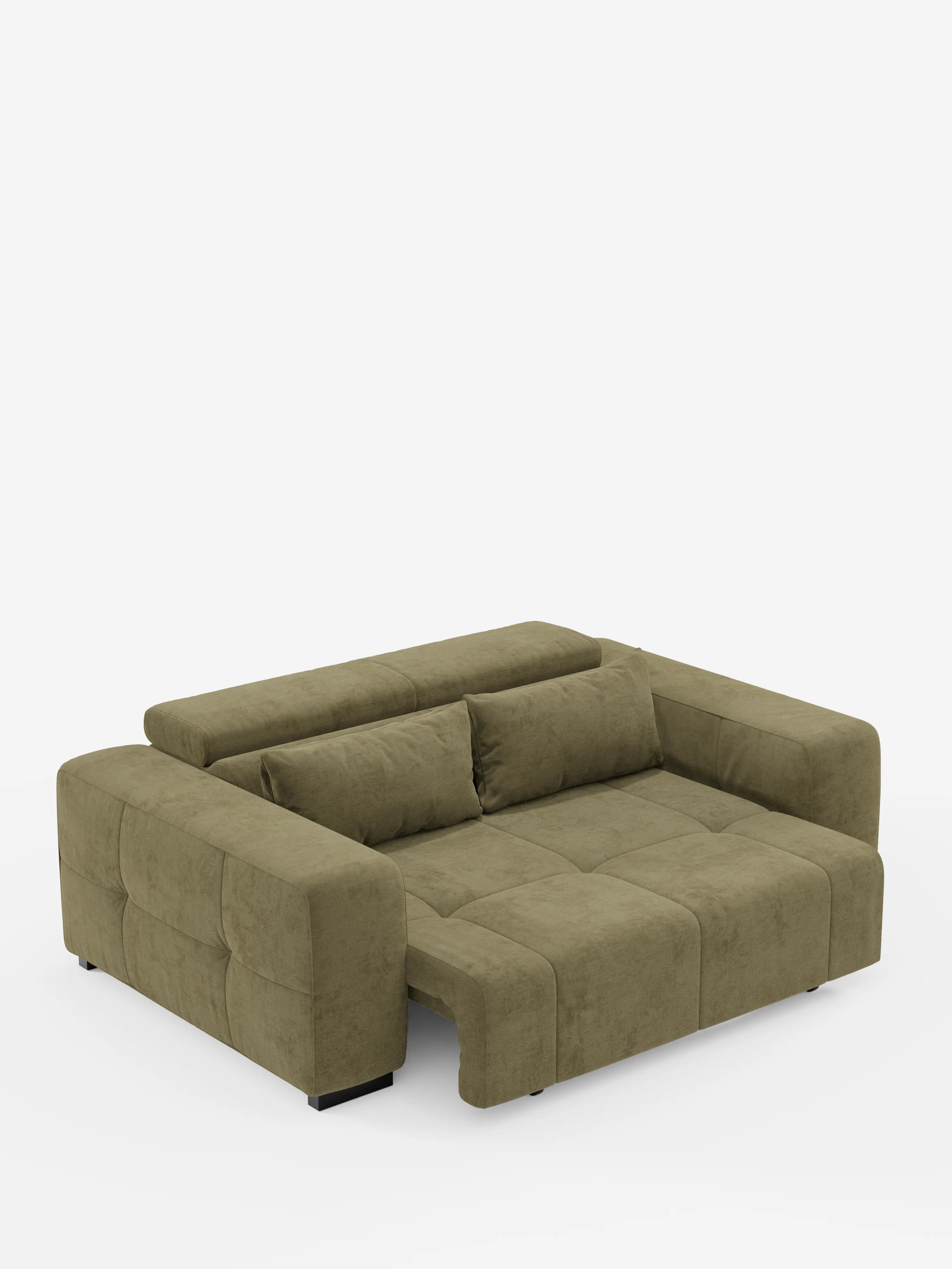 Un moderno divano Monarch con funzione relax elettrica per l’allungamento delle sedute e poggiatesta reclinabile di Divani.Store, rivestito in morbido tessuto T31 verde oliva, resistente alle macchie, è presentato nella sua configurazione da letto. Il divano presenta braccioli e schienale ampi, una superficie imbottita e trapuntata che ricorda un divano capitonné, ed è corredato da due cuscini cilindrici abbinati, il tutto su uno sfondo bianco a tinta unita.
