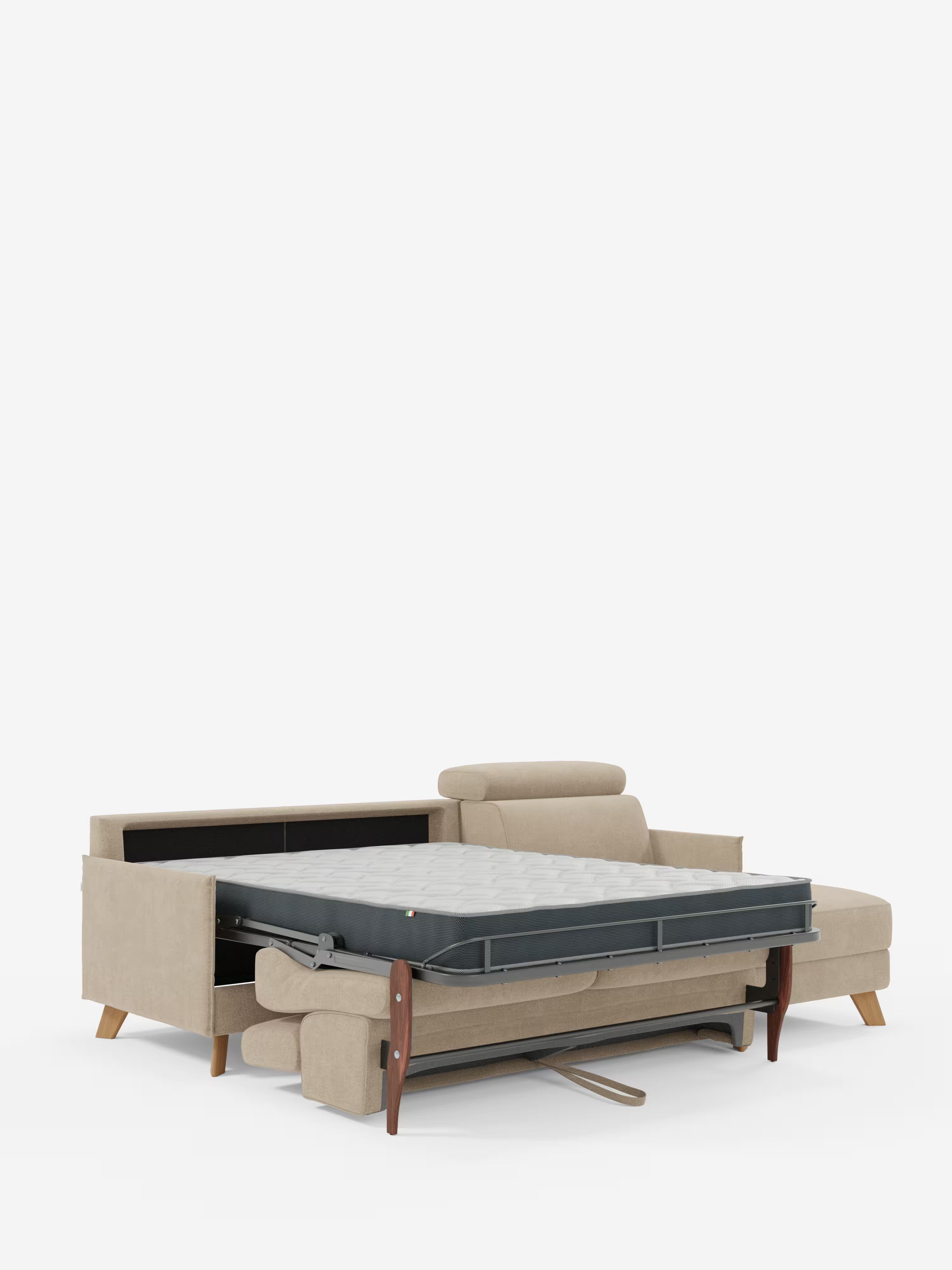 Il divano letto matrimoniale angolare Sole con penisola contenitore e poggiatesta reclinabili di Divani.Store, rivestito in tessuto smacchiabile T23 beige, presenta gambe in legno e dispone di un letto estraibile con materasso a vista, oltre a poggiatesta regolabili. Il vano portaoggetti posteriore è a vista e offre ampio spazio per cuscini o biancheria da letto. Questo complemento d’arredo in stile scandinavo è esposto su uno sfondo bianco a tinta unita.