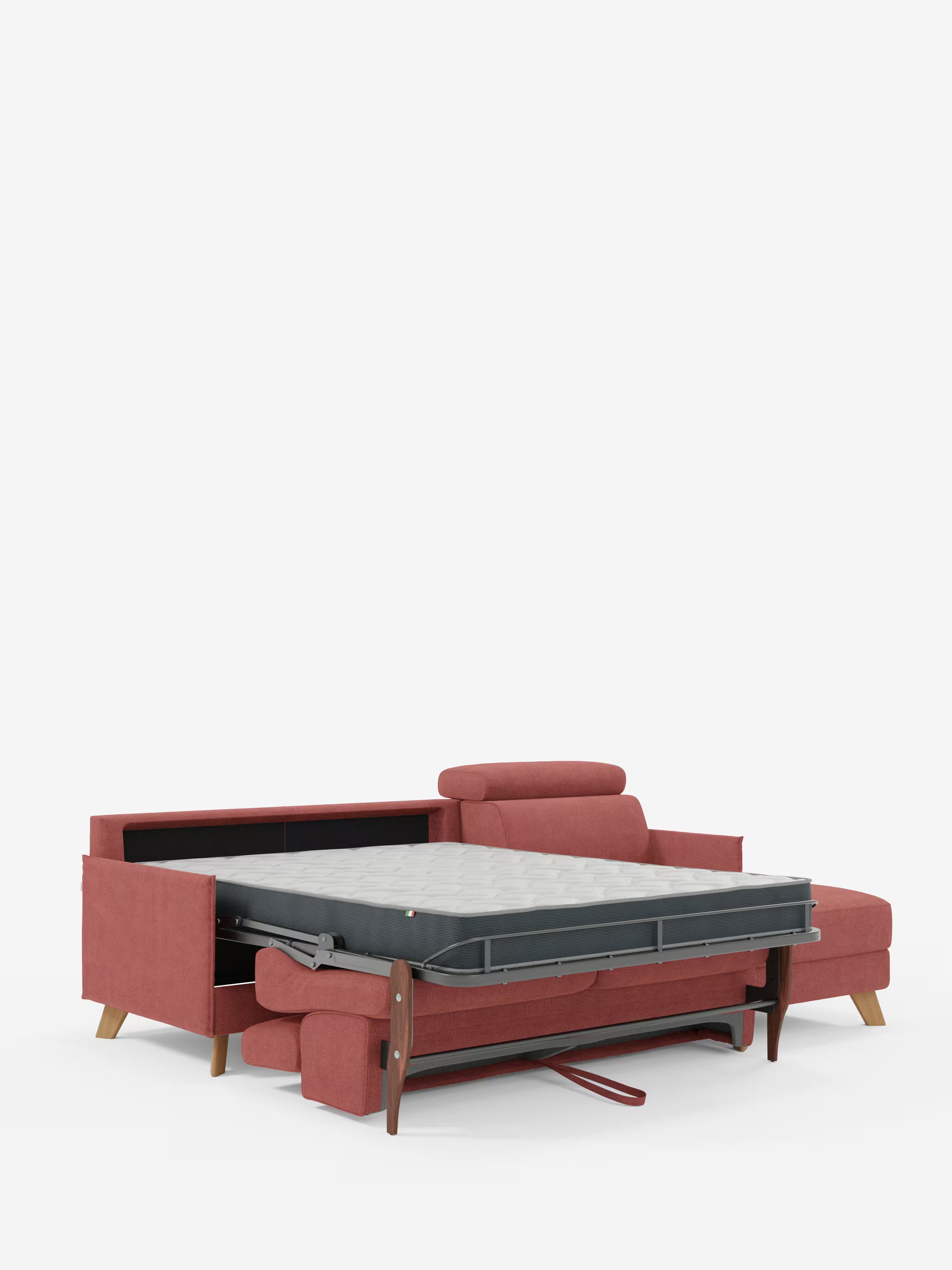 Il divano letto matrimoniale angolare con penisola contenitore e poggiatesta reclinabili "Sole" di Divani.Store è presentato in rosso, con gambe in legno e la parte estraibile del letto aperta per rivelare un materasso sottile. Il divano vanta poggiatesta regolabili e una pratica chaise longue con contenitore su un lato. Su uno sfondo bianco a tinta unita, questo modello mette in risalto il design funzionale e l’eleganza scandinava del rivestimento in tessuto smacchiabile T23.