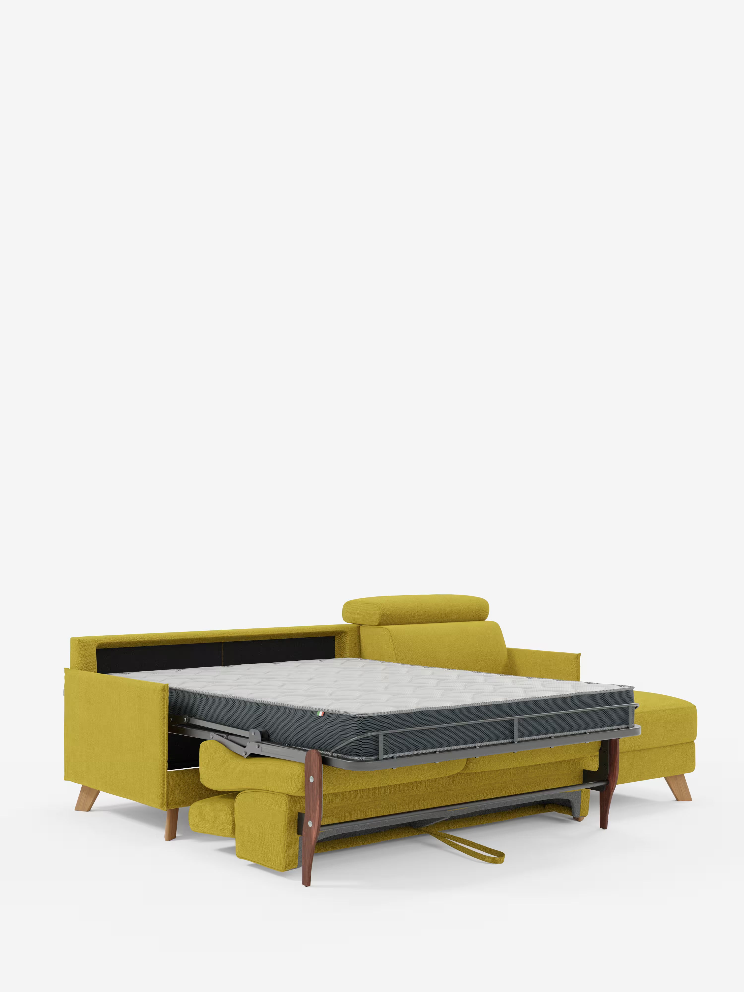 Il divano letto matrimoniale angolare “Sole” con penisola contenitore e poggiatesta reclinabili di Divani.Store è presentato in giallo senape, esteso in posizione letto per mostrare il materasso e la struttura in metallo. Caratterizzato da uno stile scandinavo, questo divano comprende una chaise longue integrata con una penisola contenitore sul lato destro e un poggiatesta regolabile sul lato sinistro. Il rivestimento è realizzato in tessuto T23 antimacchia e il mobile poggia su gambe in legno.