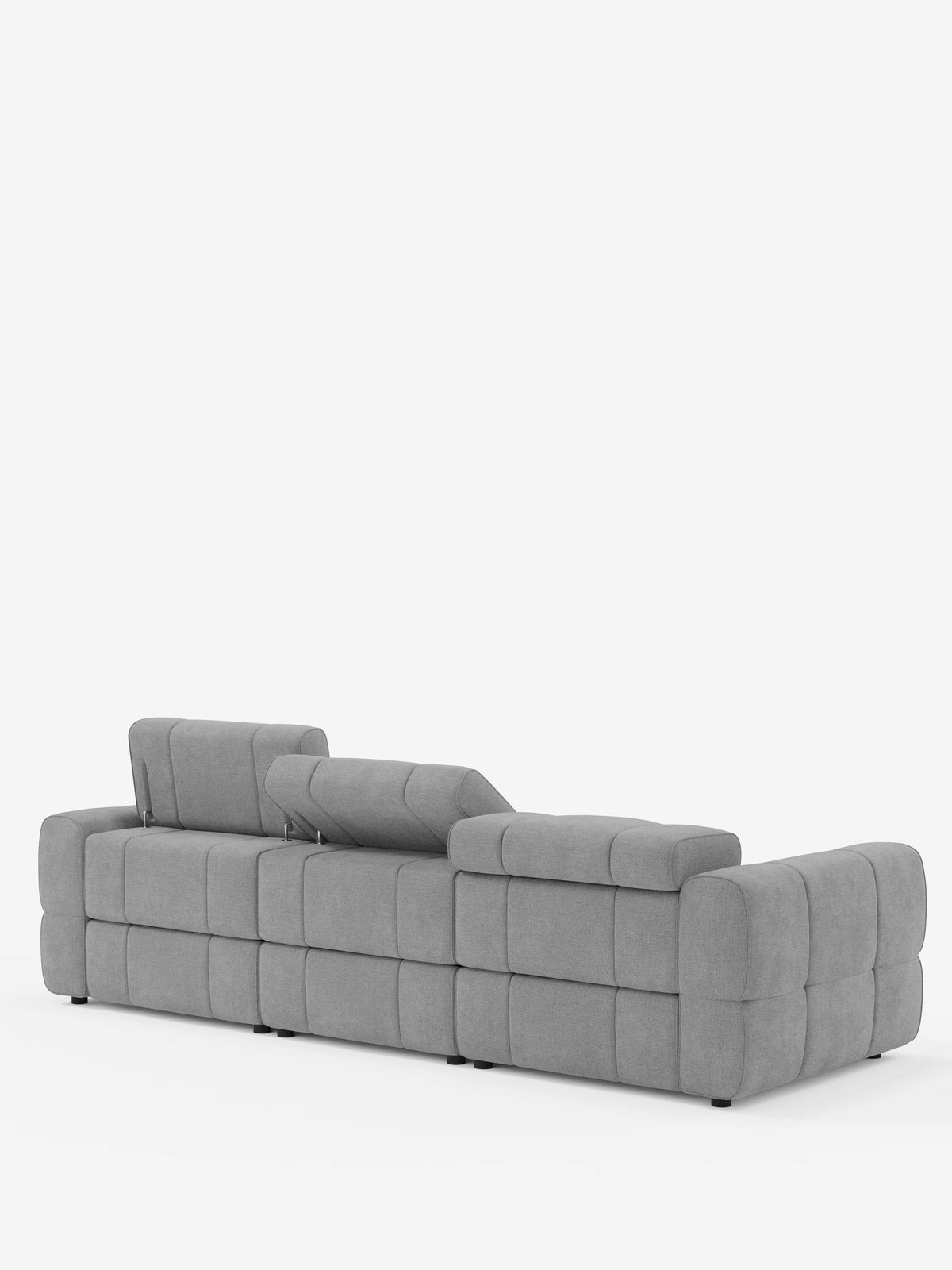 Vista posteriore di un divano modulare Giotto grigio chiaro a 4 posti con poggiatesta reclinabili e funzione relax elettrica opzionale, rivestito in tessuto smacchiabile T23, caratterizzato da un motivo geometrico trapuntato e da un poggiatesta regolabile in posizione verticale.