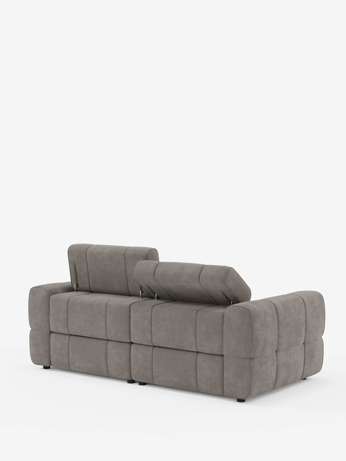 Un divano modulare Giotto a tre posti di colore grigio, con poggiatesta reclinabili e funzione relax elettrica opzionale, rivestito in tessuto smacchiabile T23, visto da dietro, caratterizzato da una trama trapuntata, cuscini rettangolari e un poggiatesta regolabile.
