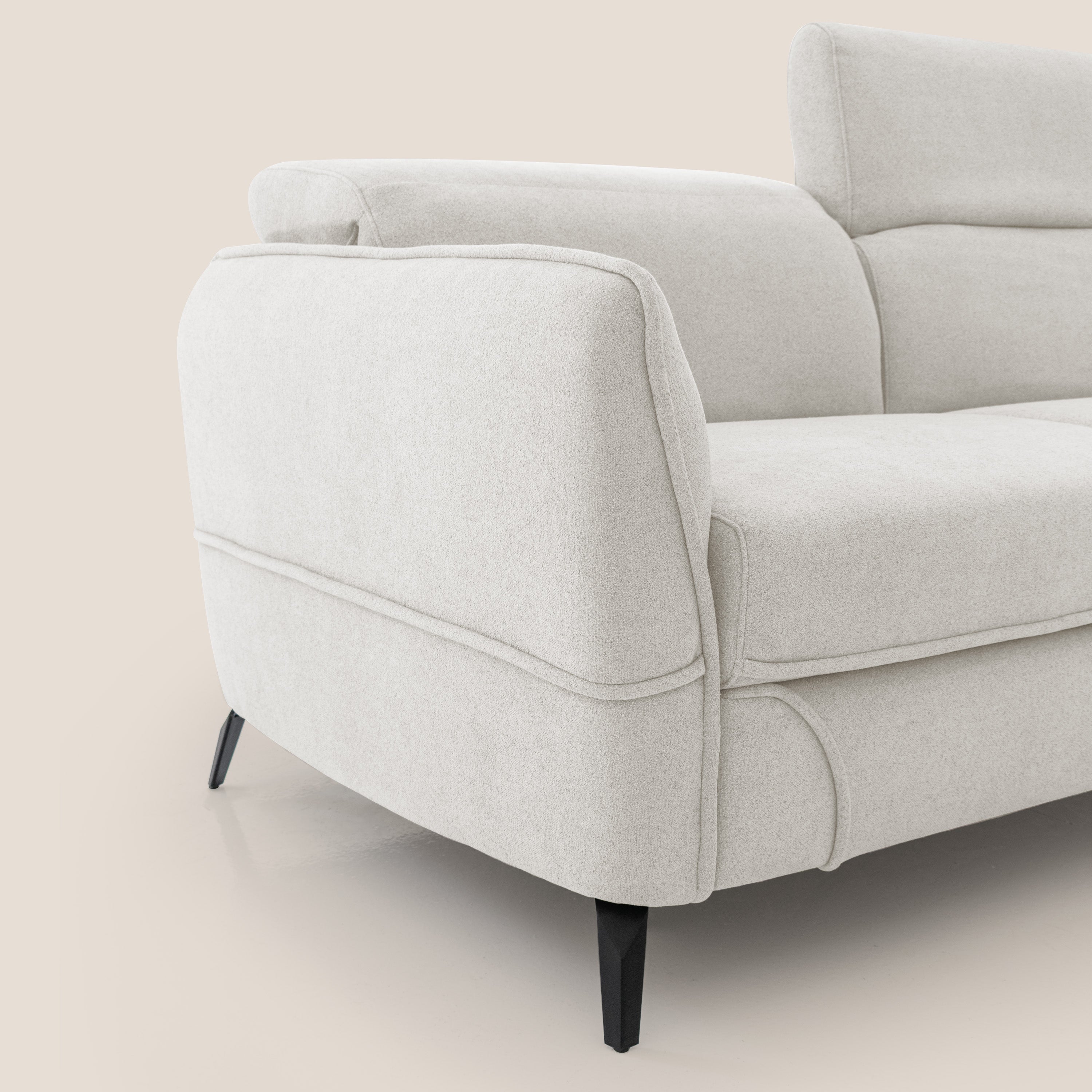 Bloom Divano con poggiapiedi estraibile piedini alti e poggiatesta reclinabili in tessuto bouclé impermeabile T07 bianco - divani.store