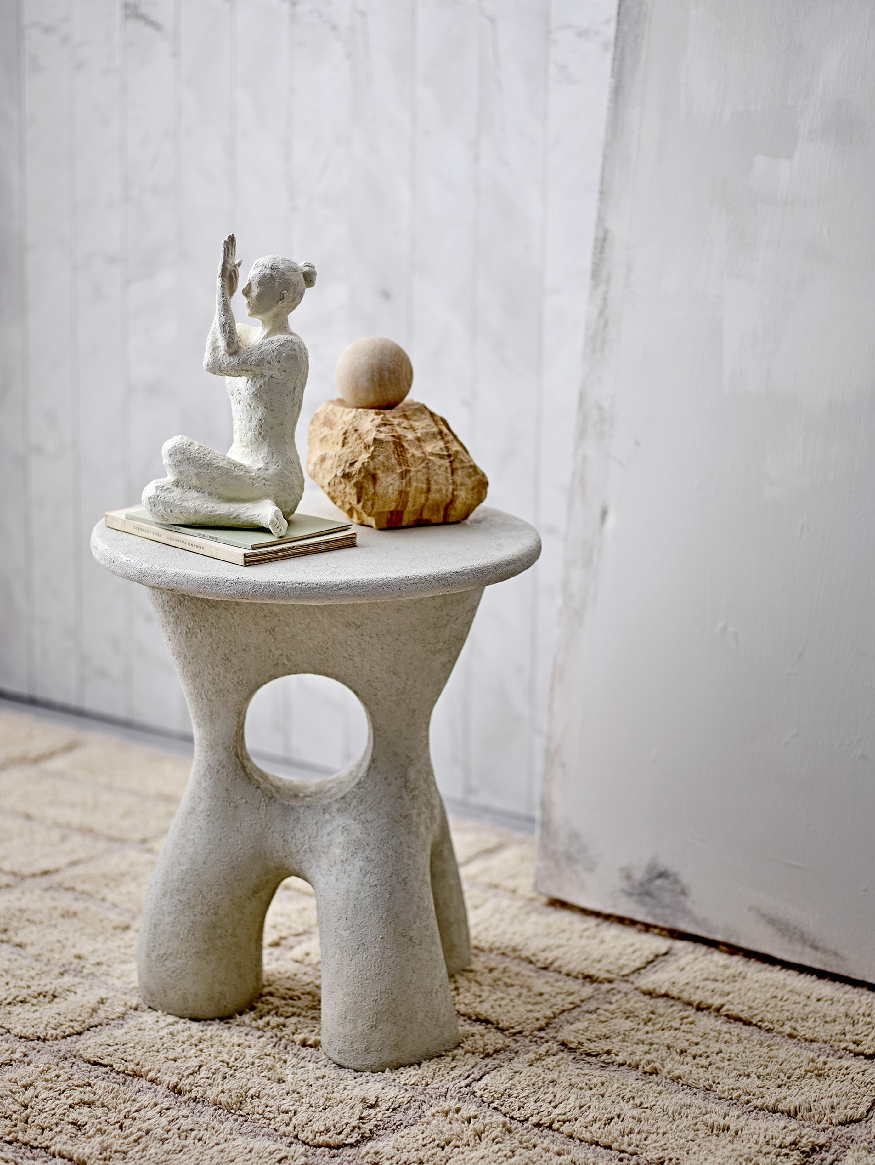 Amiee tavolino scultoreo tondo dalla forma organica in poliresina bianco - divani.store