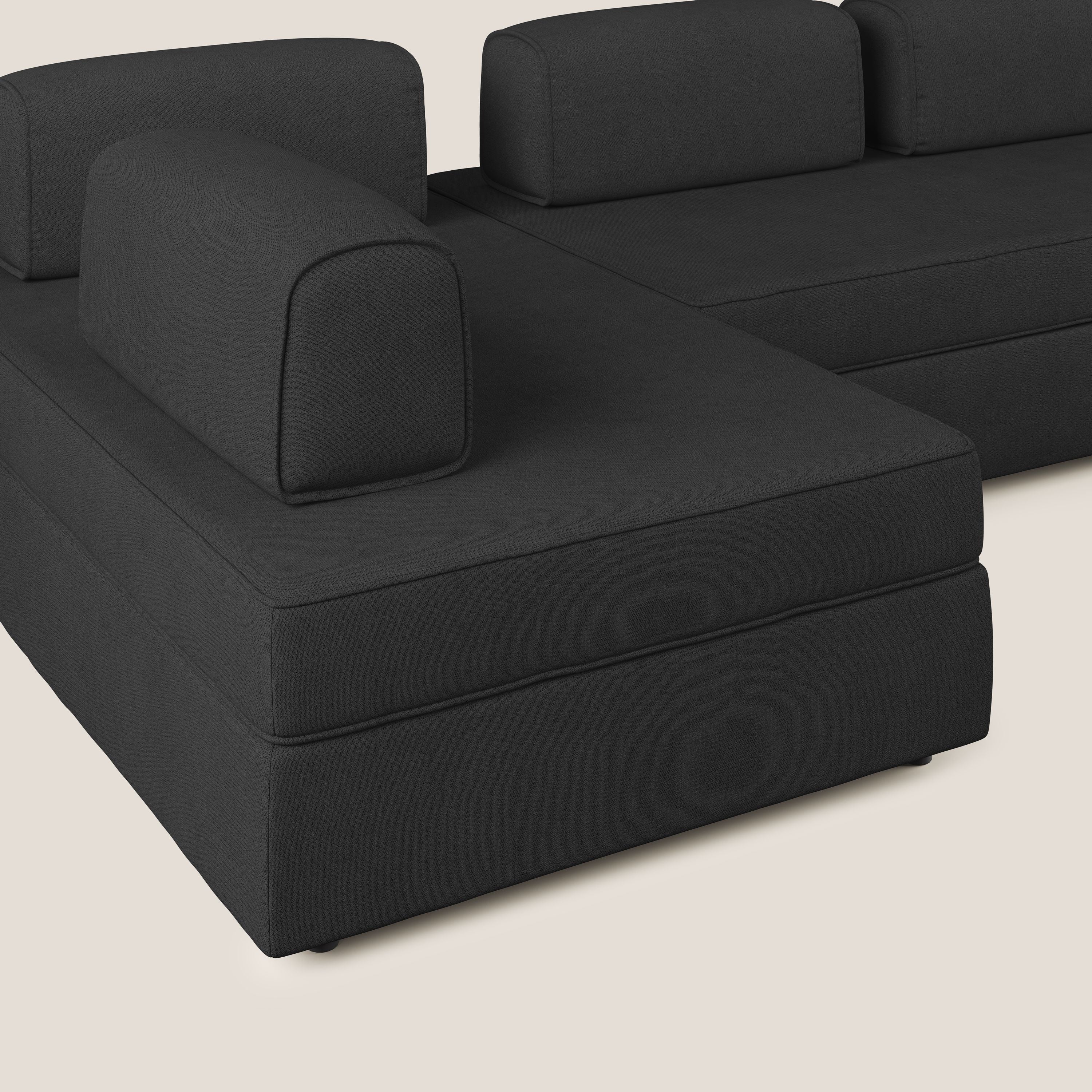 Liberty divano panoramico con pouf estraibile e schienali movibili in tessuto morbido impermeabile T02 nero - divani.store