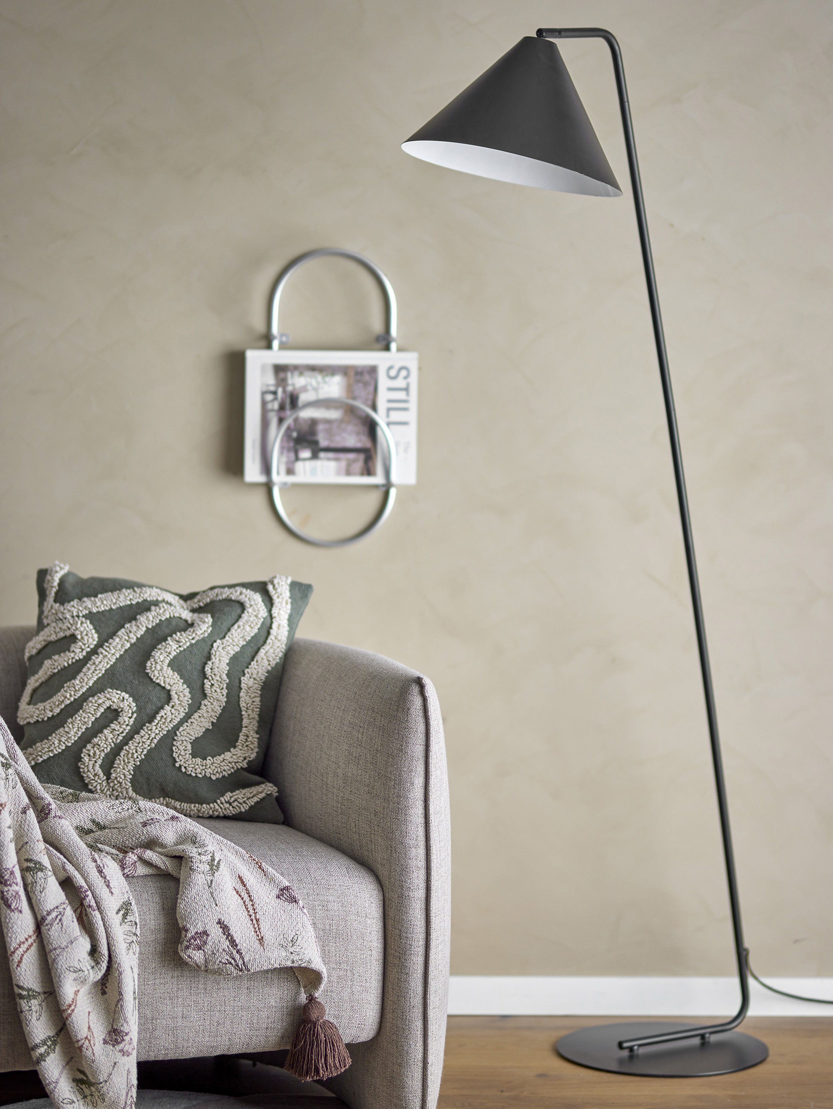 Latisha lampada da terra dallo stile nordico in metallo nero - divani.store