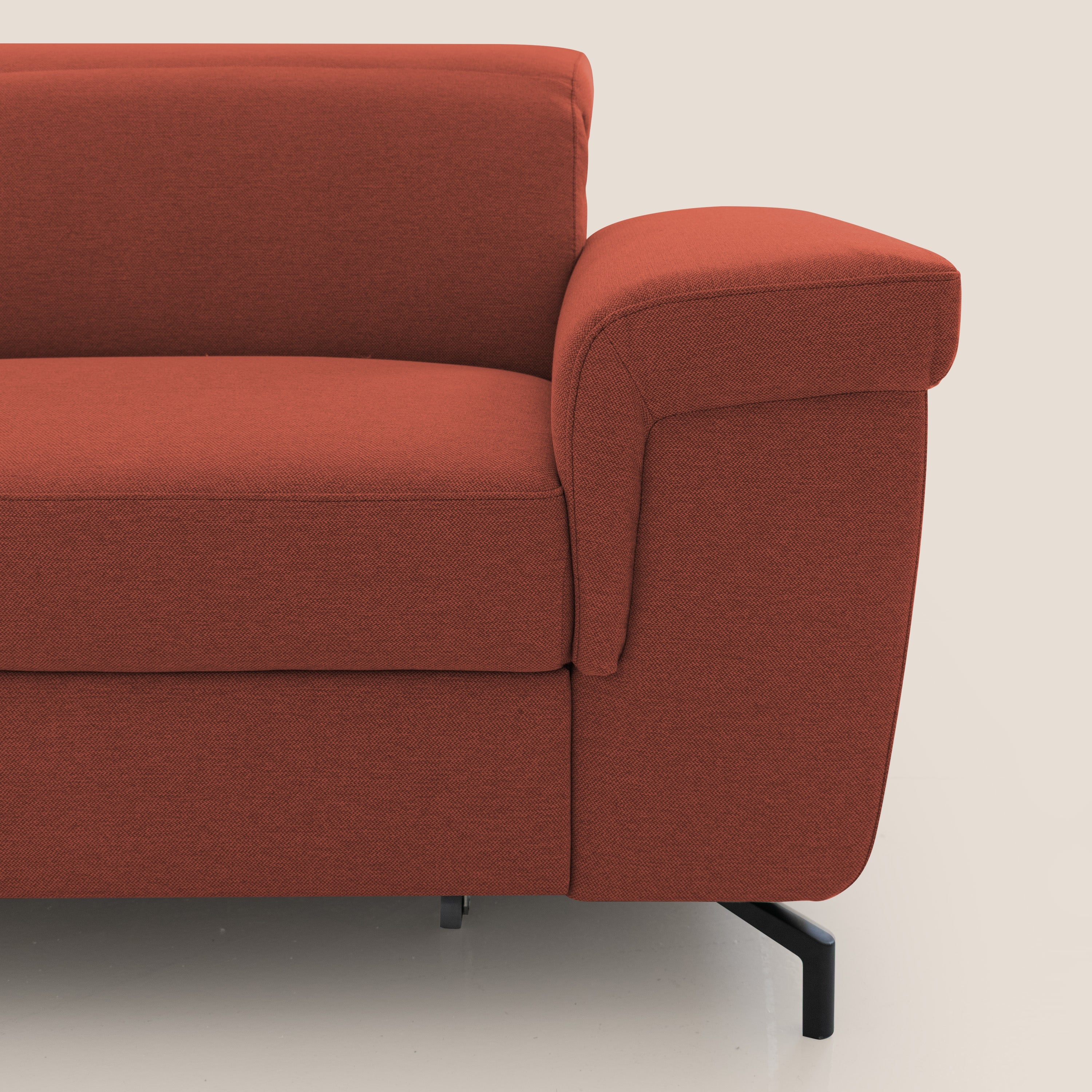 Aisha Divano con poggiapiedi estraibile piedini alti e poggiatesta reclinabili in tessuto Smacchiabile T05 rosso - divani.store