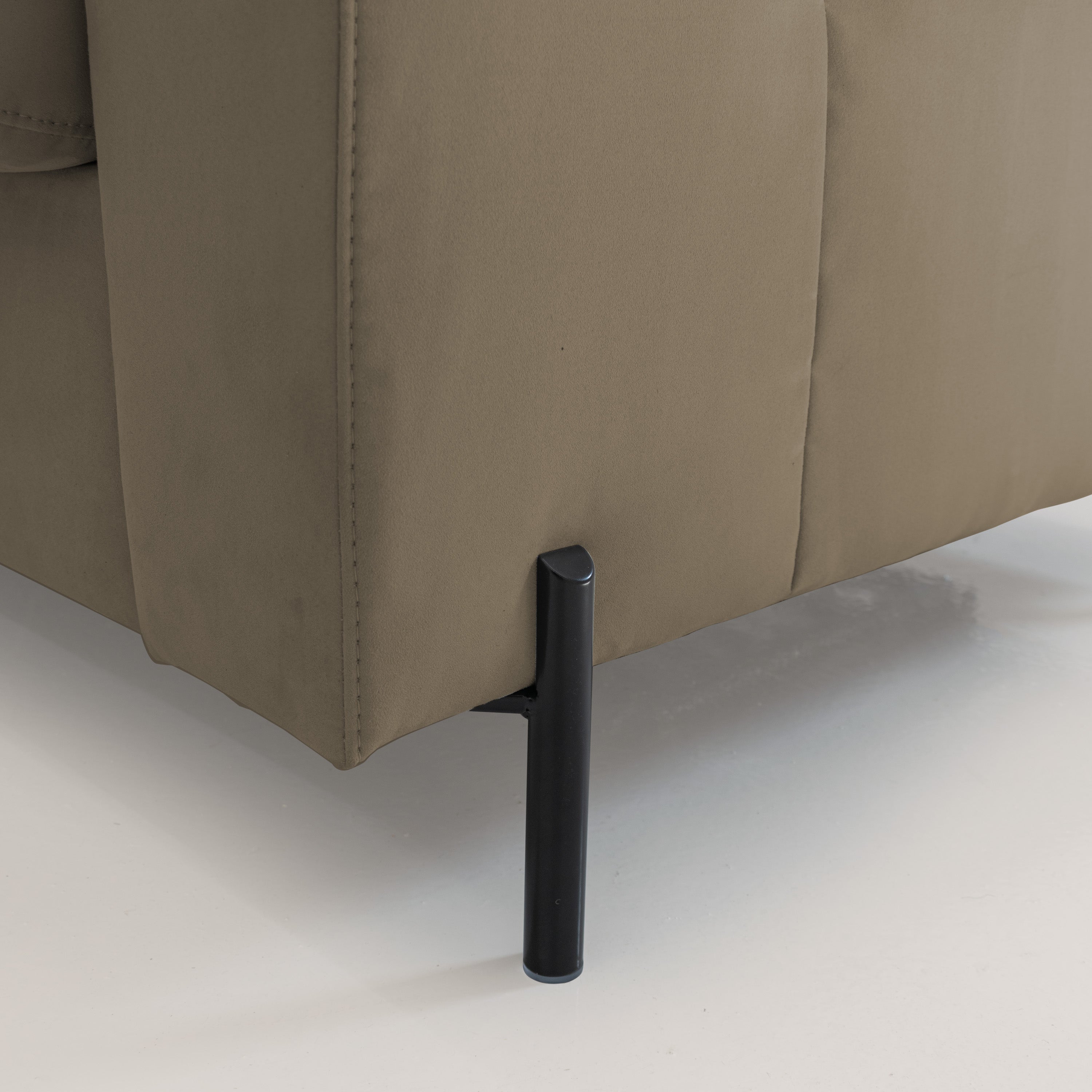 Ortensia divano letto materasso H18 cm con piedi alti in elegante microfibra smacchiabile T11 marrone - divani.store