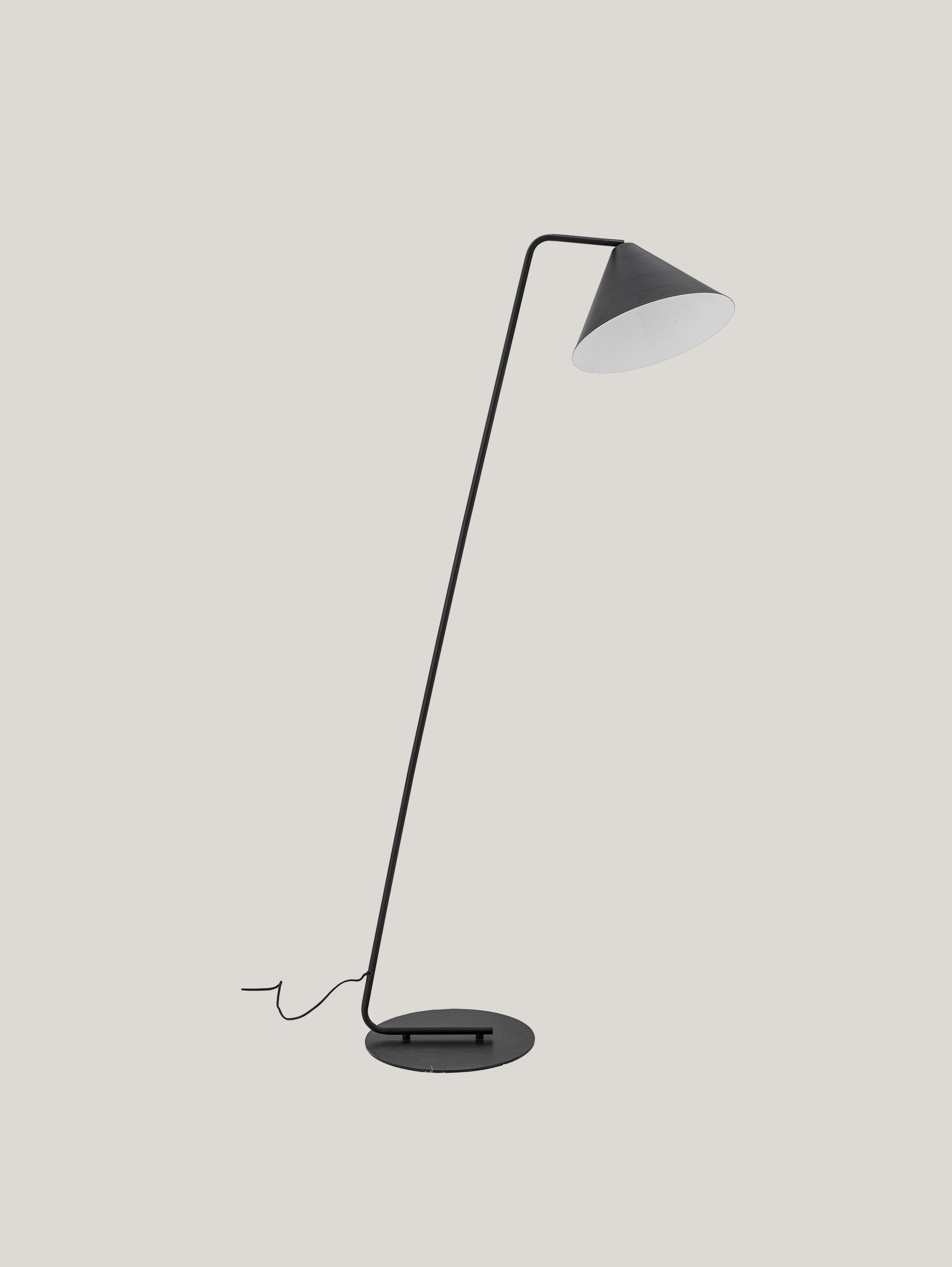 Latisha lampada da terra dallo stile nordico in metallo nero - divani.store