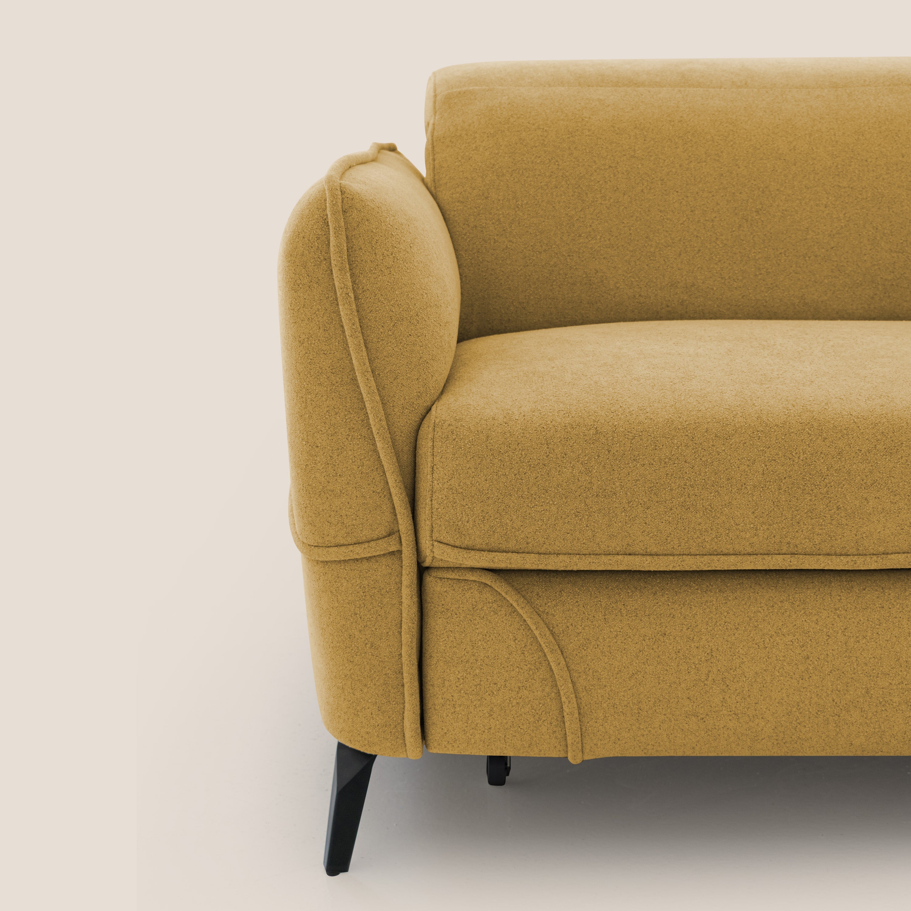 Bloom Divano con poggiapiedi estraibile piedini alti e poggiatesta reclinabili in tessuto bouclé impermeabile T07 giallo - divani.store