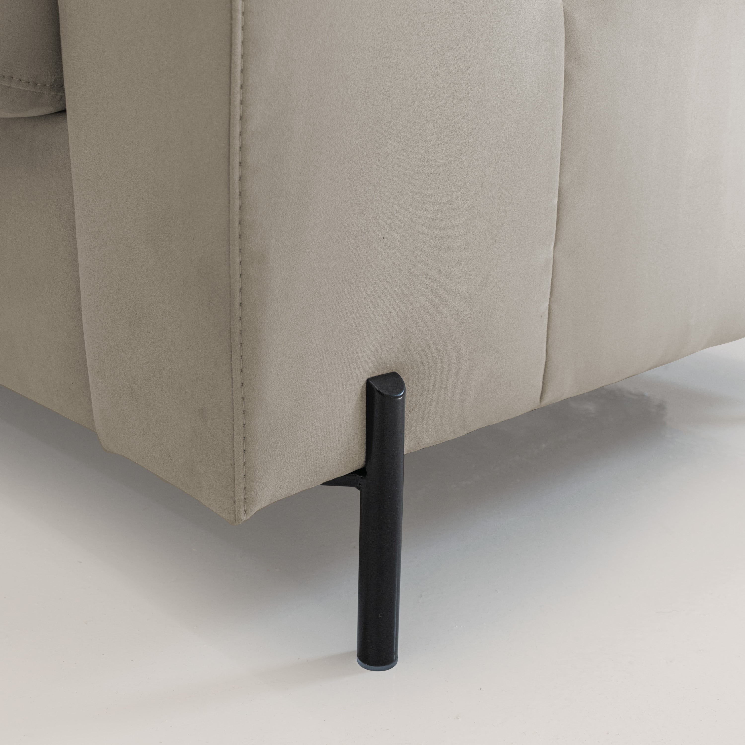 Ortensia divano letto materasso H18 cm con piedi alti in elegante microfibra smacchiabile T11 tortora - divani.store