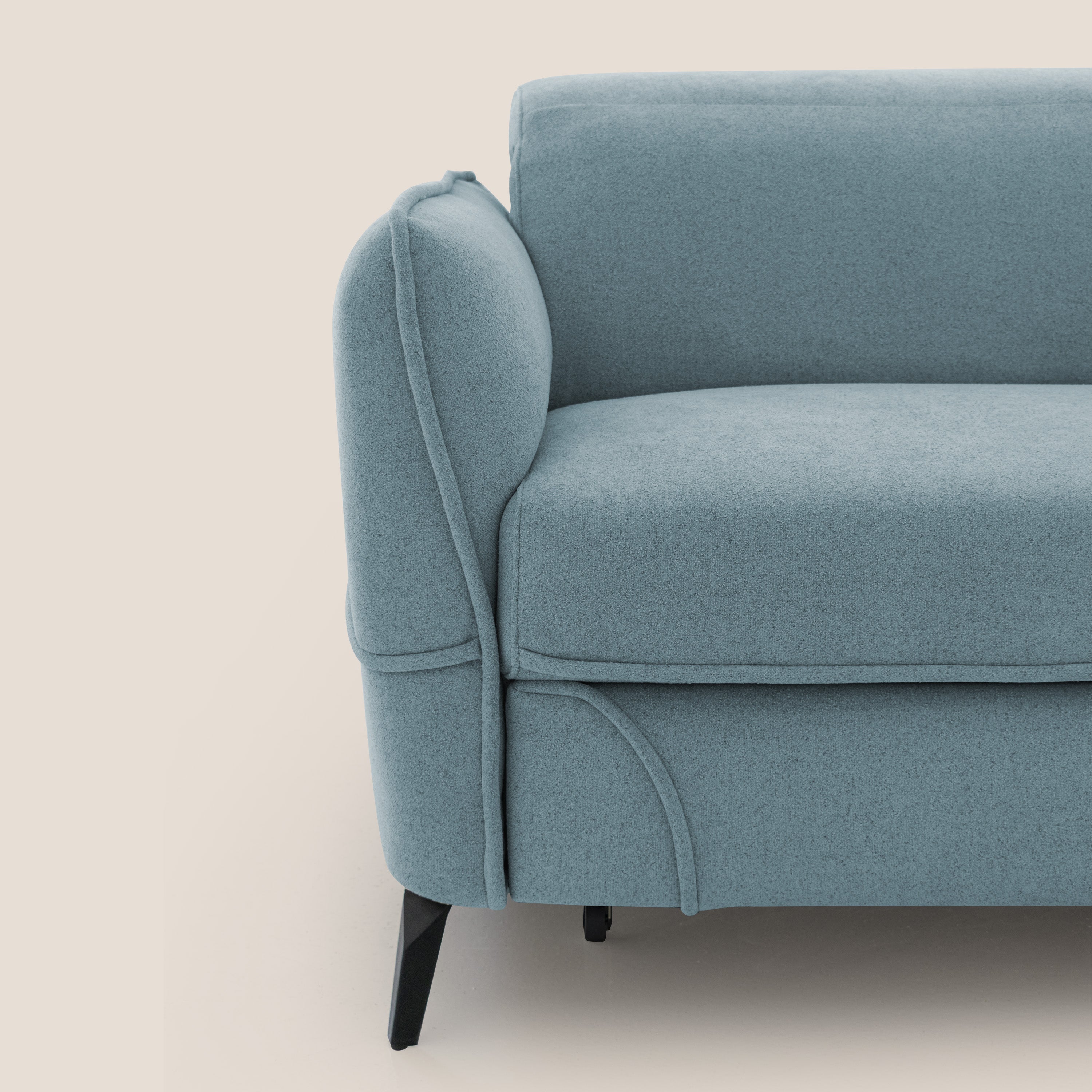 Bloom Divano con poggiapiedi estraibile piedini alti e poggiatesta reclinabili in tessuto bouclé impermeabile T07 carta da zucchero - divani.store