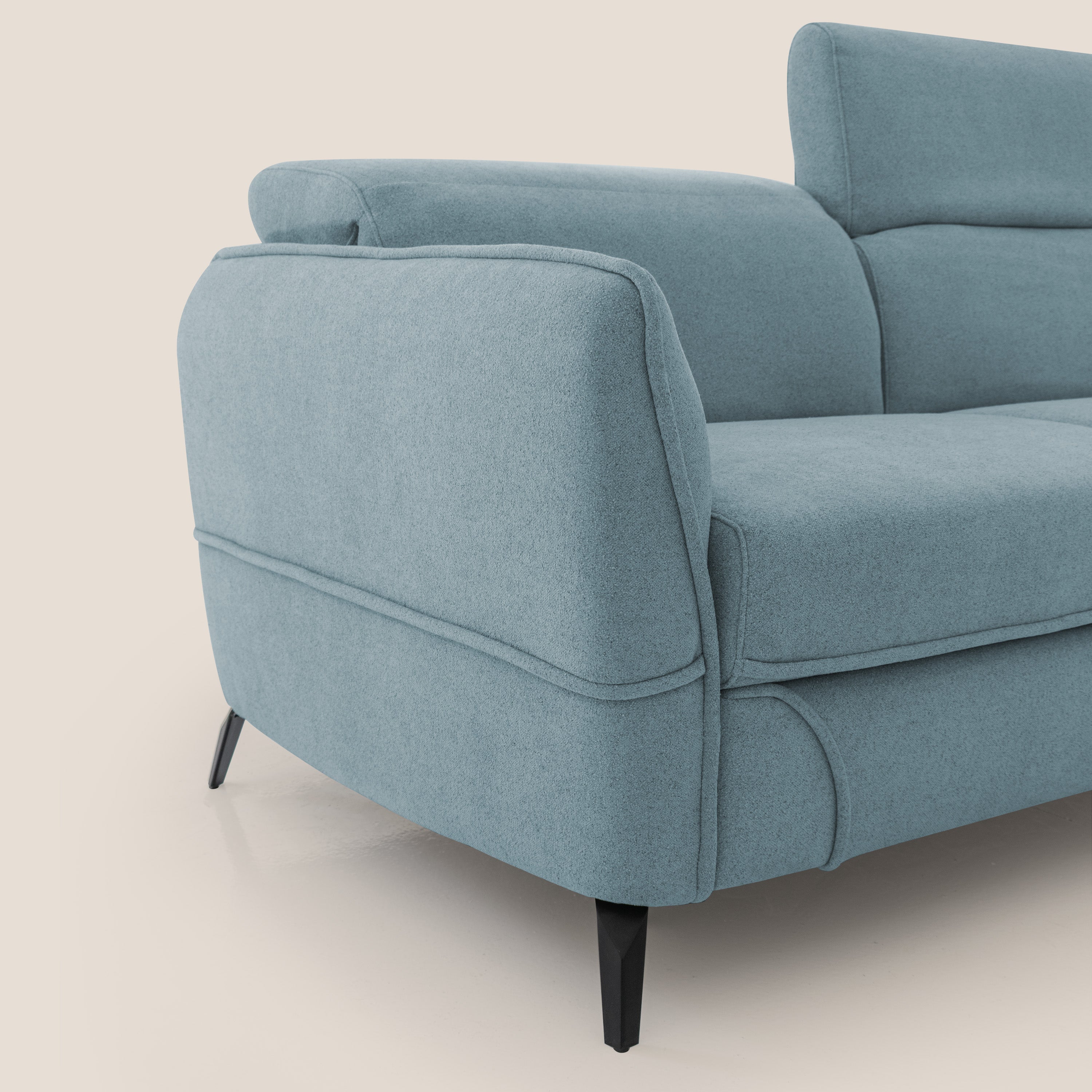 Bloom Divano con poggiapiedi estraibile piedini alti e poggiatesta reclinabili in tessuto bouclé impermeabile T07 carta da zucchero - divani.store