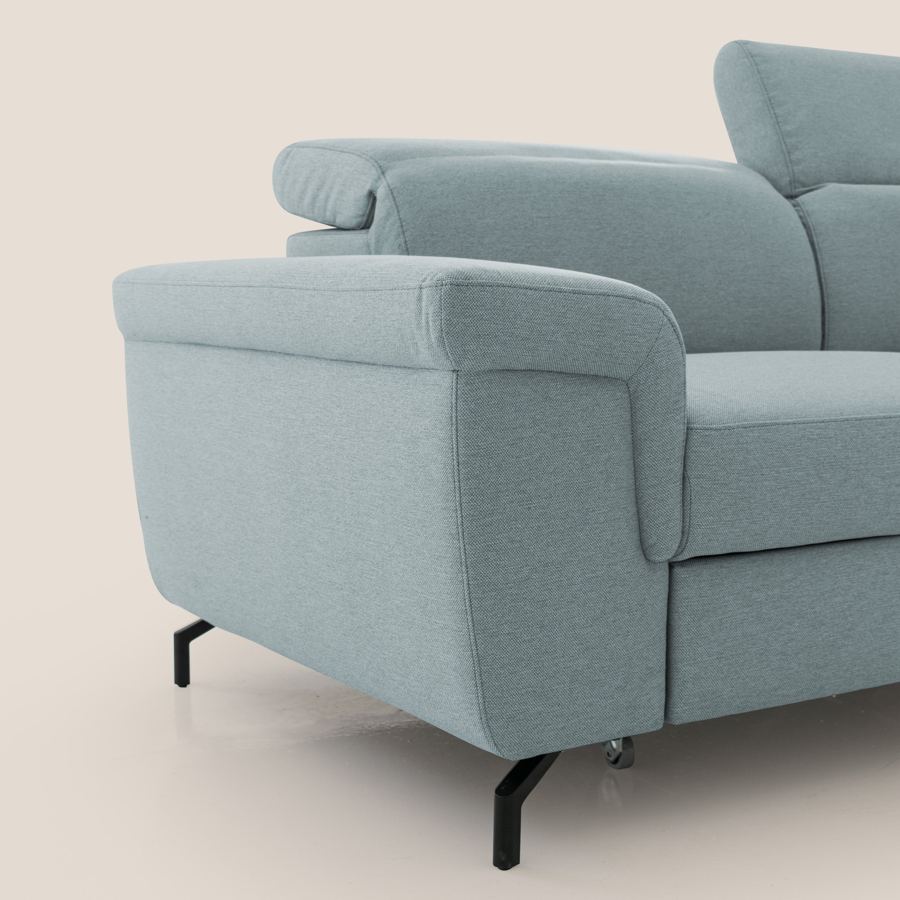 Aisha Divano con poggiapiedi estraibile piedini alti e poggiatesta reclinabili in tessuto Smacchiabile T05 carta da zucchero - divani.store