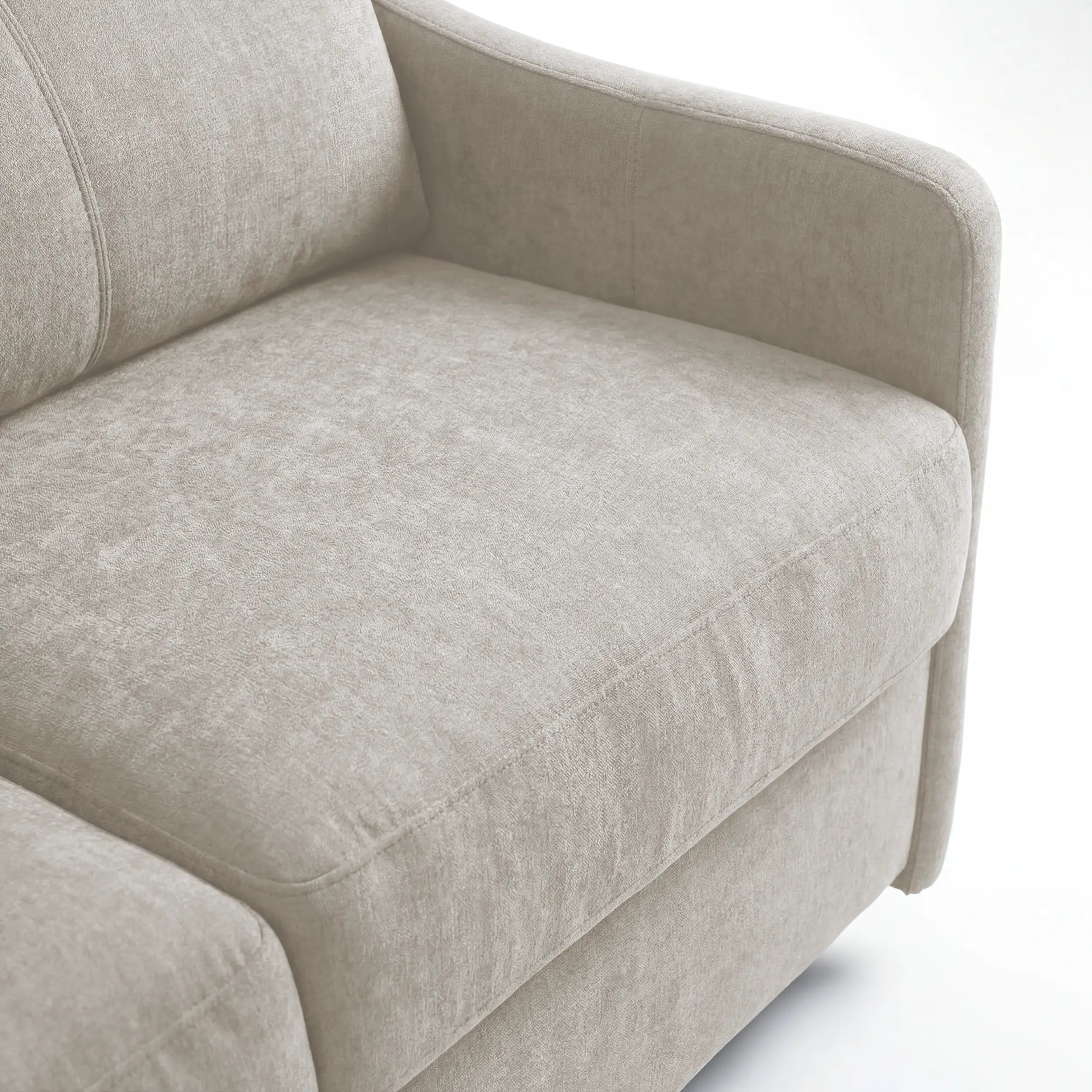 Primo piano del divano letto a 3 posti Lodovico di Divani.Store, che mette in risalto il suo tessuto beige chiaro, certificato Oeko-Tex e resistente alle macchie, l'imbottitura morbida e le linee moderne e pulite. È dotato di un materasso alto 20 cm che garantisce il massimo comfort, in primo piano su uno sfondo bianco.