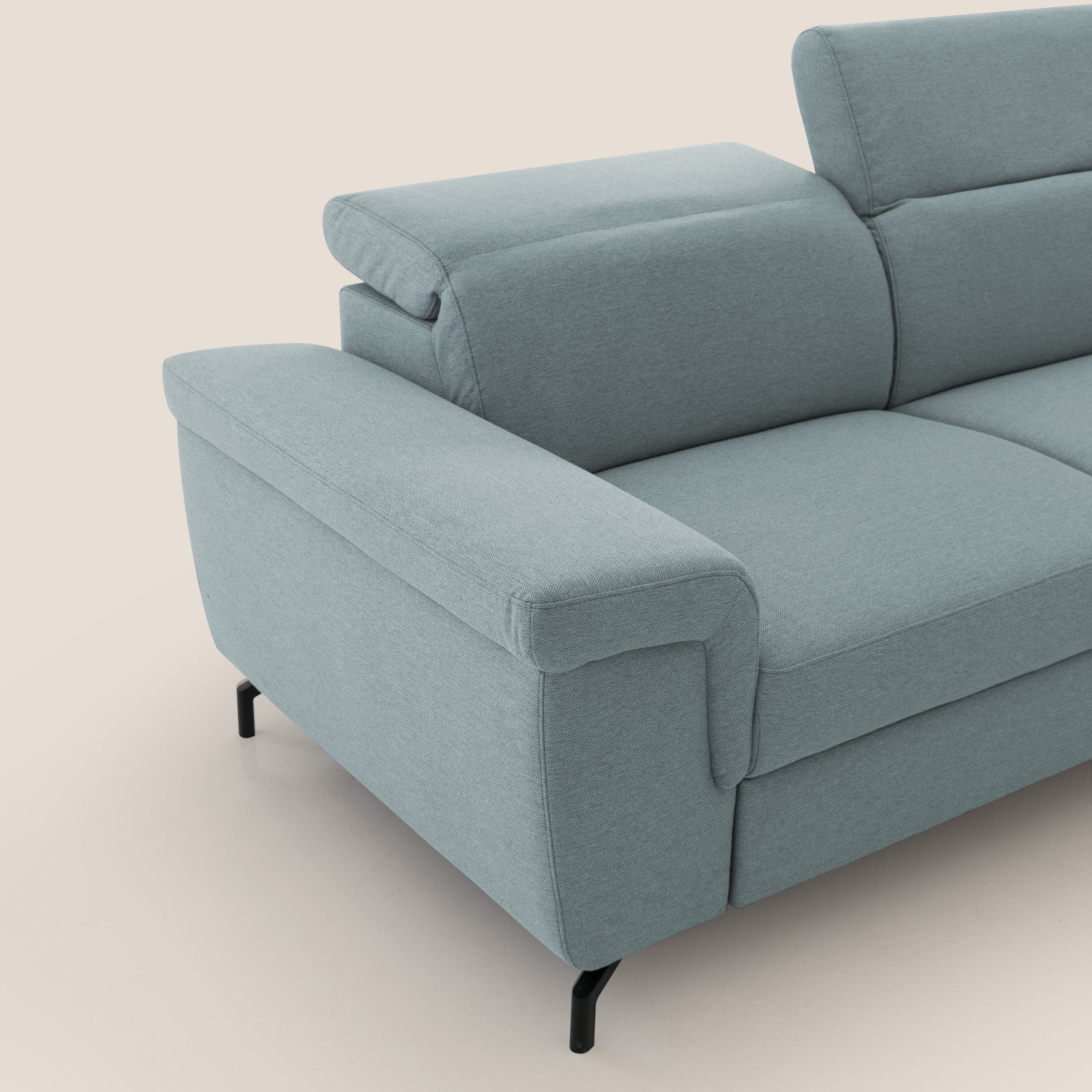 Aisha Divano con poggiapiedi estraibile piedini alti e poggiatesta reclinabili in tessuto Smacchiabile T05 carta da zucchero - divani.store