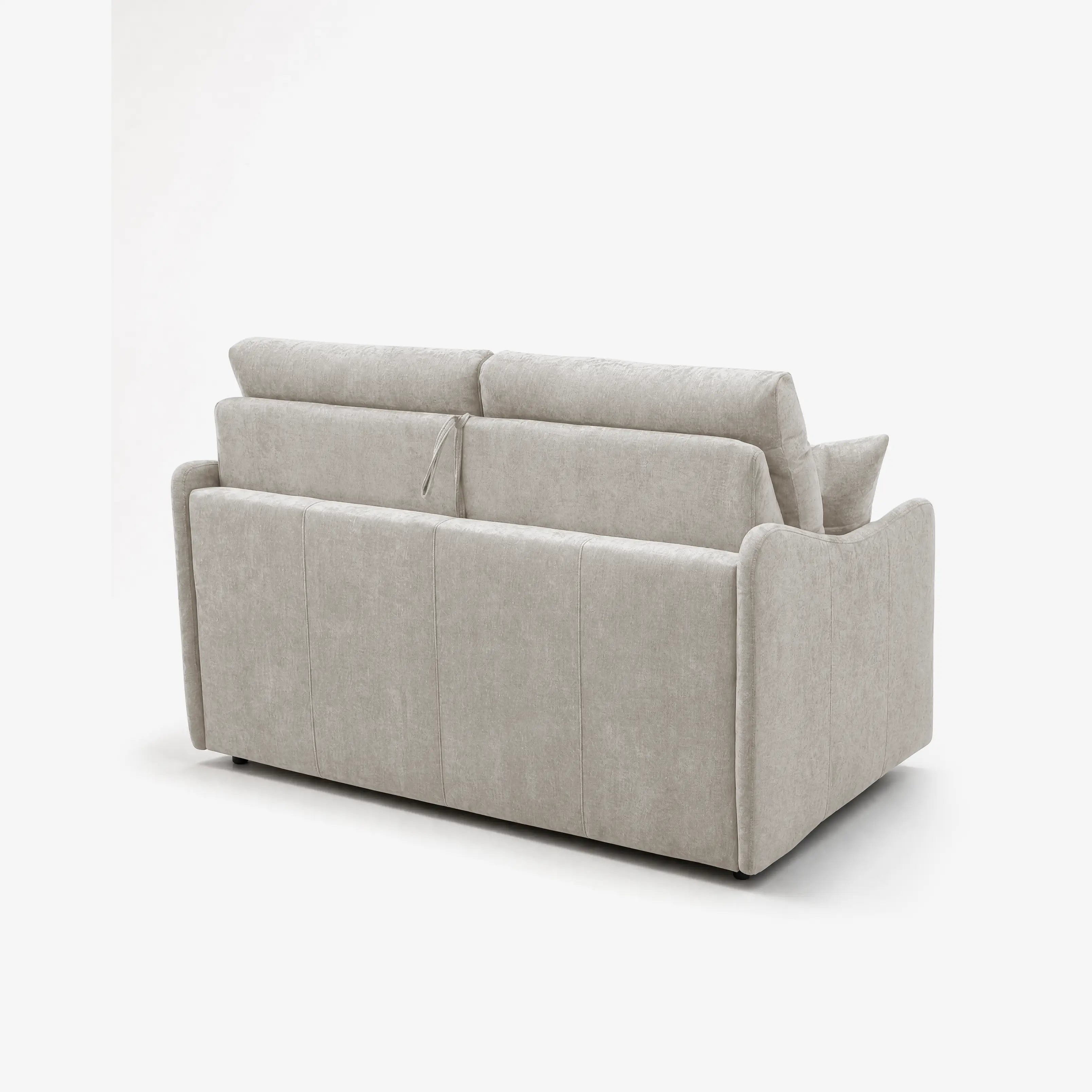 Il divano letto a 3 posti Lodovico di Divani.Store è raffigurato di profilo, visto da dietro, con rivestimento in tessuto grigio chiaro antimacchia certificato Oeko-Tex, tre schienali imbottiti, braccioli arrotondati e un design moderno e minimalista su sfondo bianco.