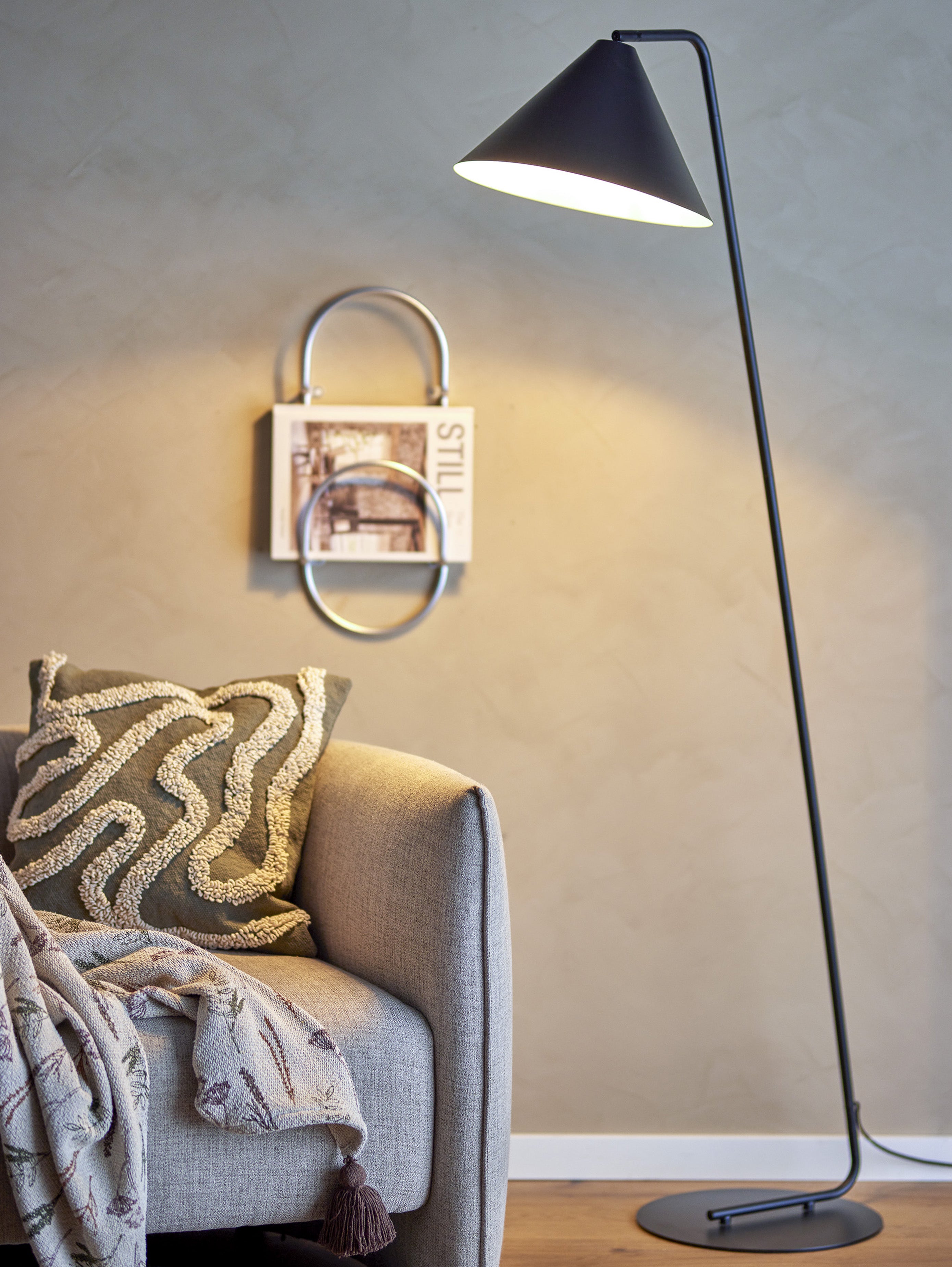 Latisha lampada da terra dallo stile nordico in metallo nero - divani.store