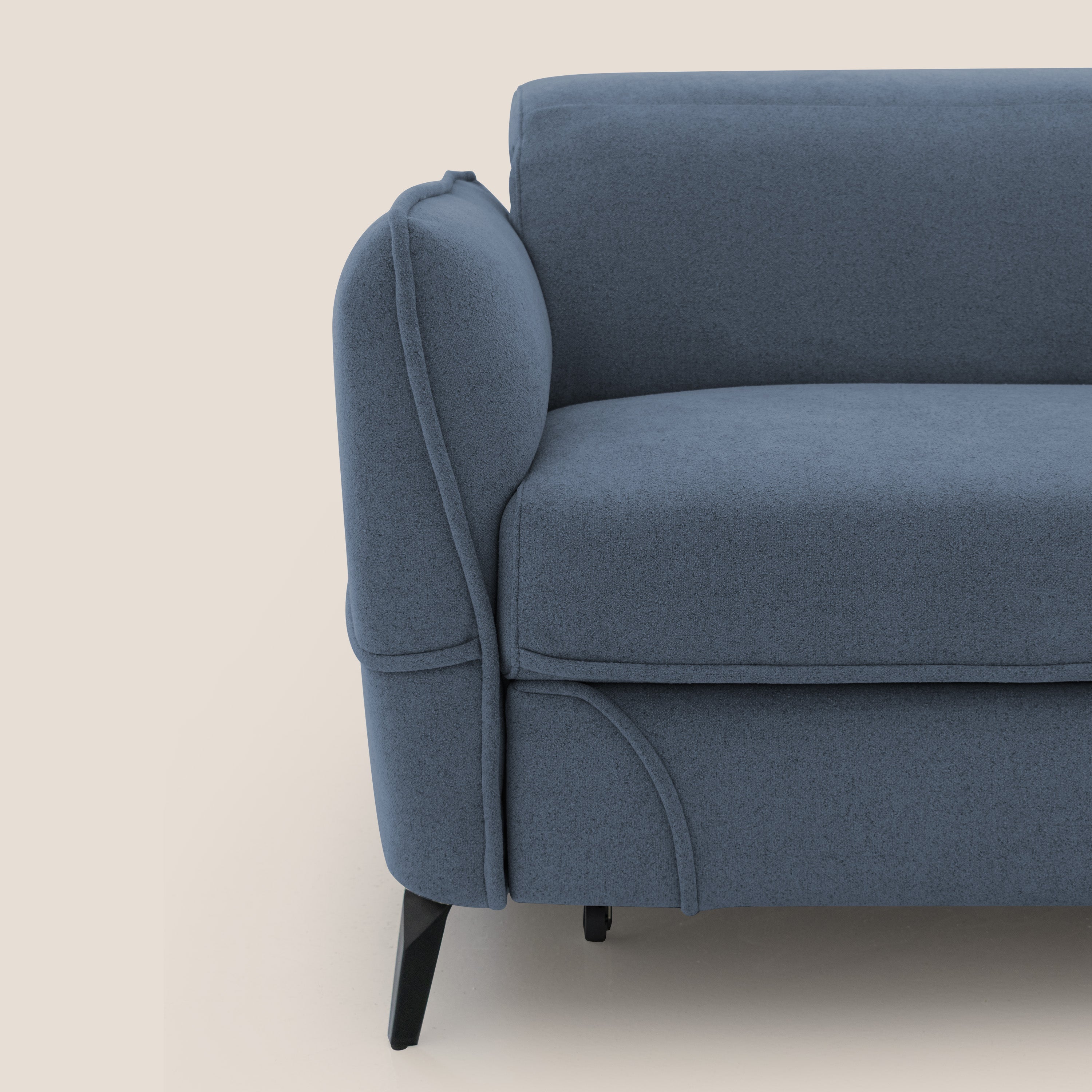 Bloom Divano con poggiapiedi estraibile piedini alti e poggiatesta reclinabili in tessuto bouclé impermeabile T07 - divani.store