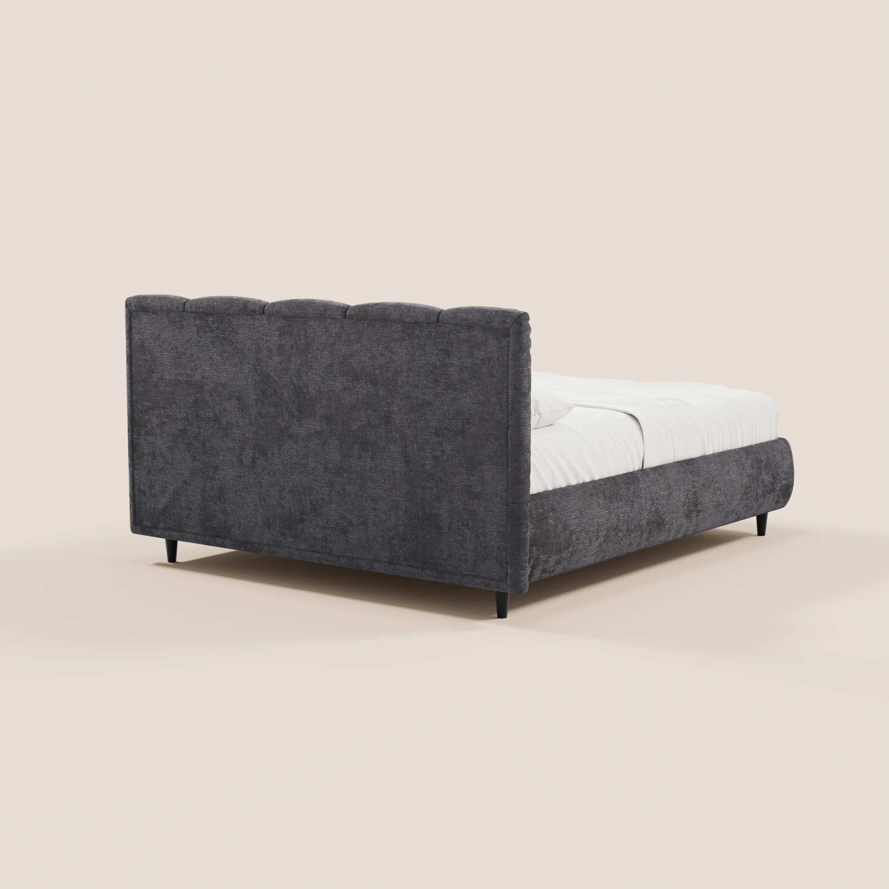 Il letto imbottito ARKAM di Letti.store, realizzato in tessuto Oeko-Tex®, unisce uno stile shabby chic a una testiera verticale e a un vano contenitore. Raffinato nella sua versione in grigio scuro con biancheria bianca su sfondo chiaro, dona un tocco di eleganza contemporanea alla camera da letto.