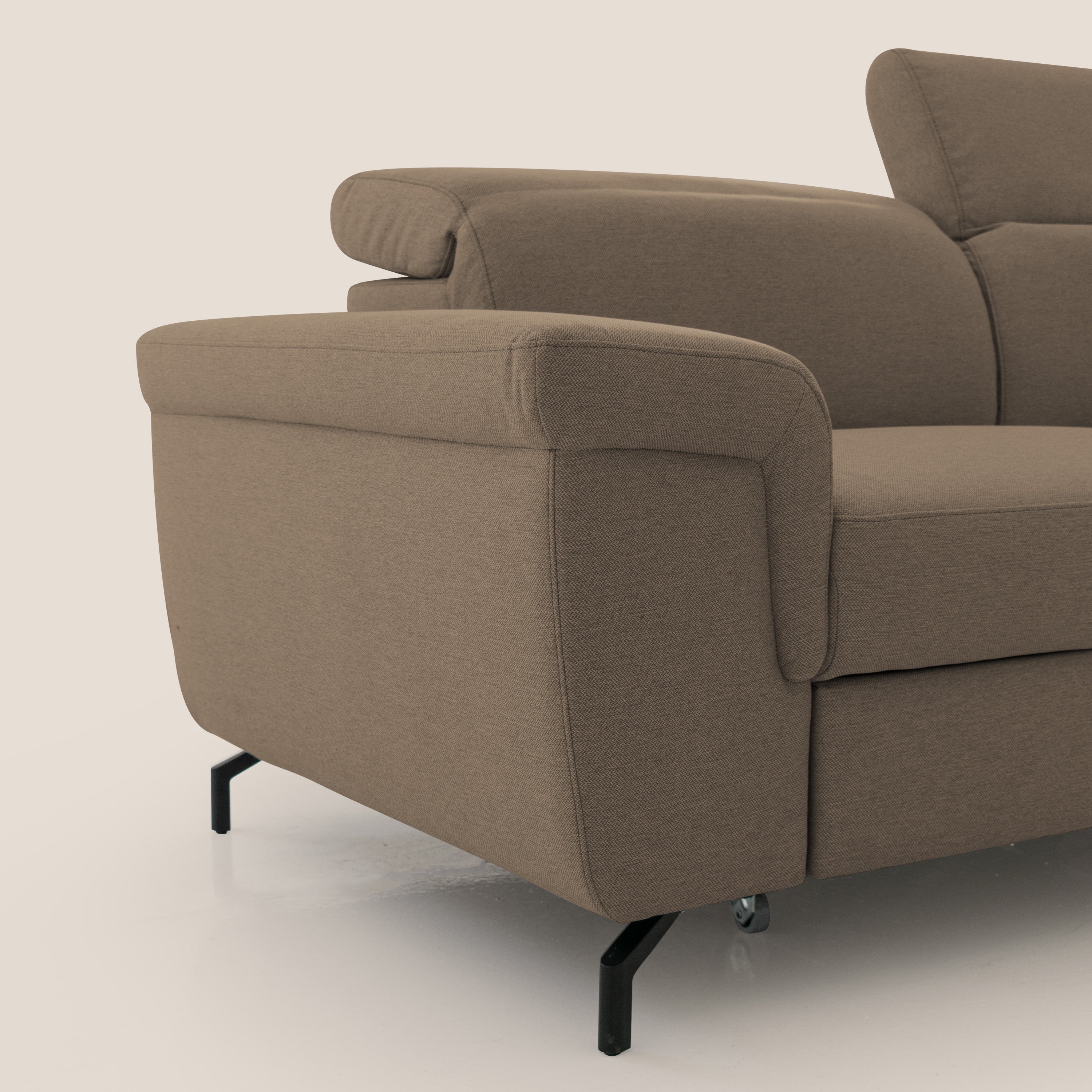 Aisha Divano con poggiapiedi estraibile piedini alti e poggiatesta reclinabili in tessuto Smacchiabile T05 marrone - divani.store