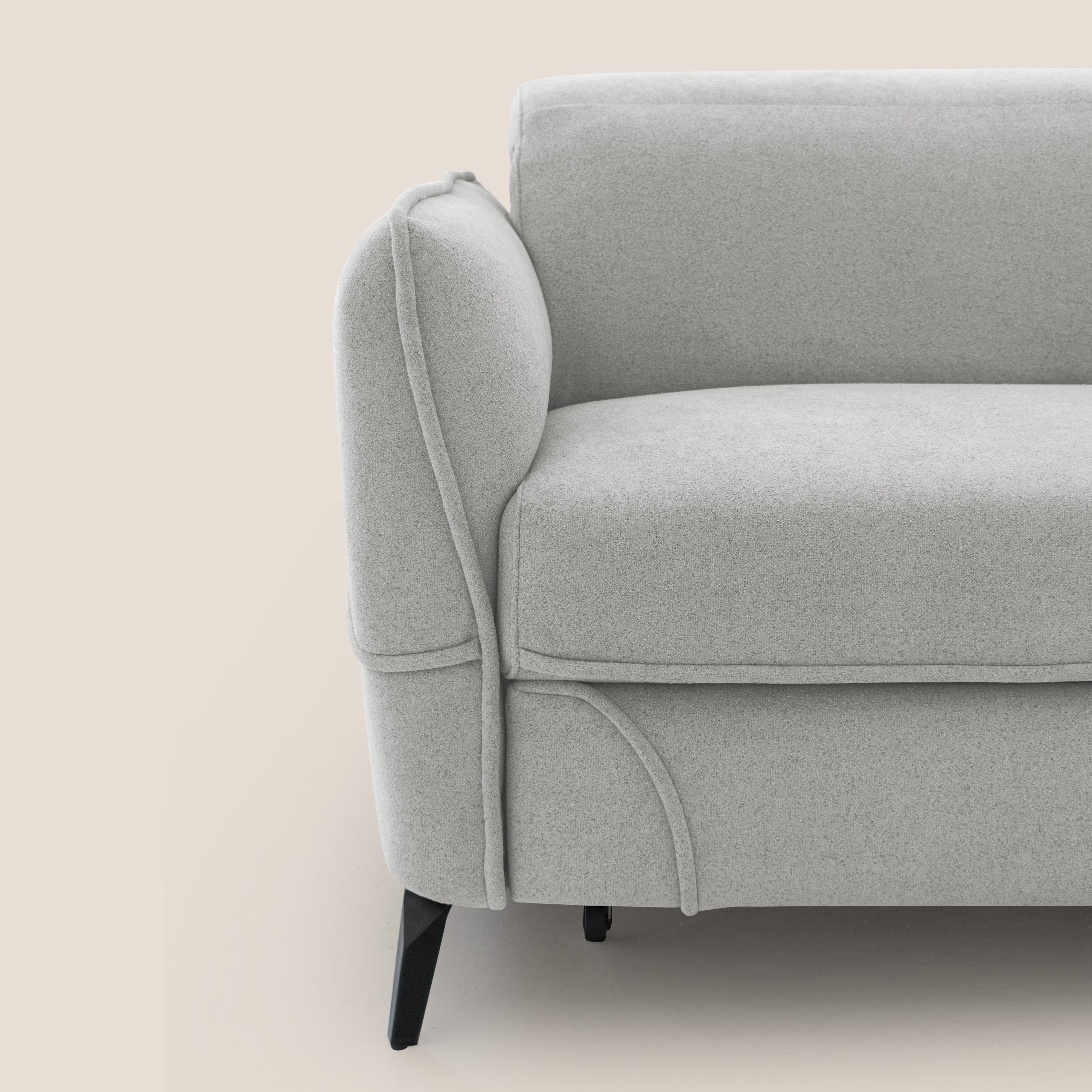 Bloom Divano con poggiapiedi estraibile piedini alti e poggiatesta reclinabili in tessuto bouclé impermeabile T07 - divani.store