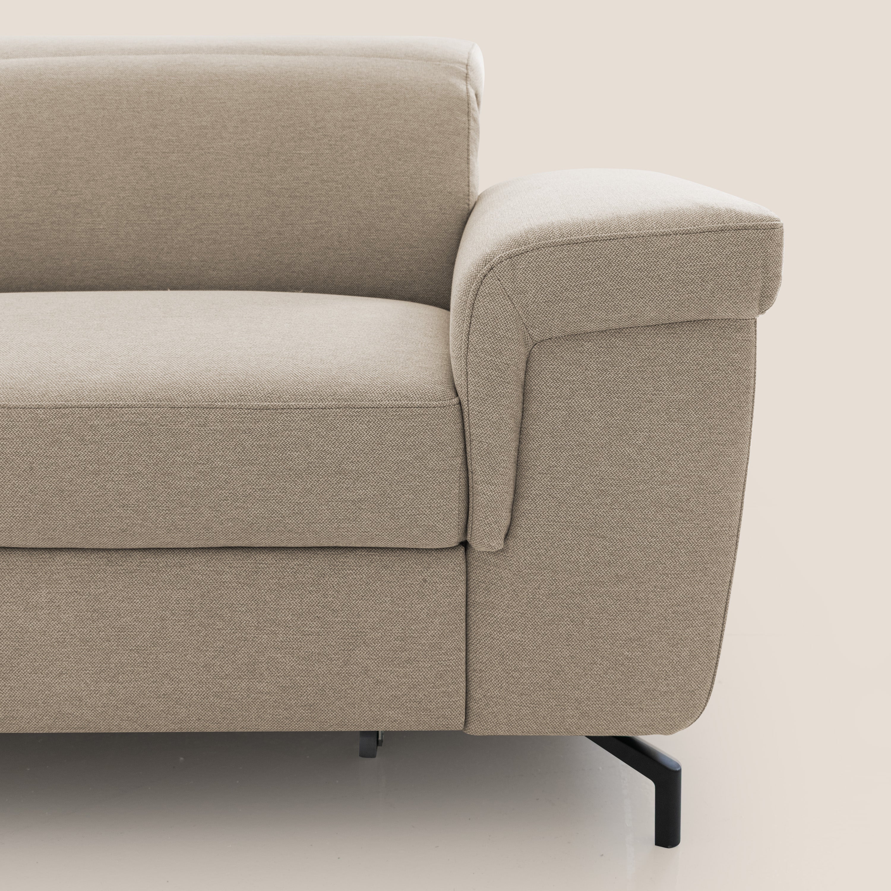 Aisha Divano con poggiapiedi estraibile piedini alti e poggiatesta reclinabili in tessuto Smacchiabile T05 beige - divani.store