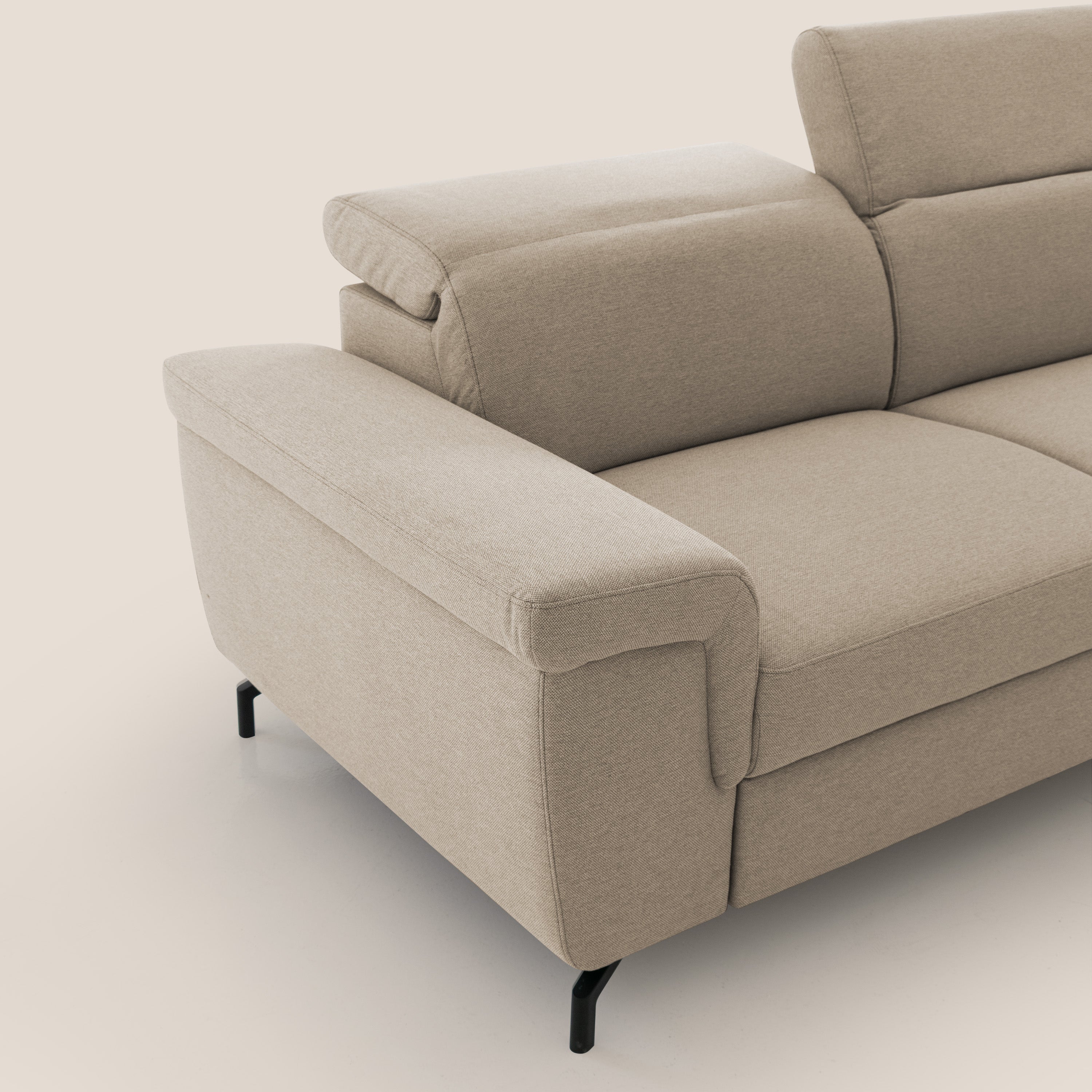 Aisha Divano con poggiapiedi estraibile piedini alti e poggiatesta reclinabili in tessuto Smacchiabile T05 beige - divani.store
