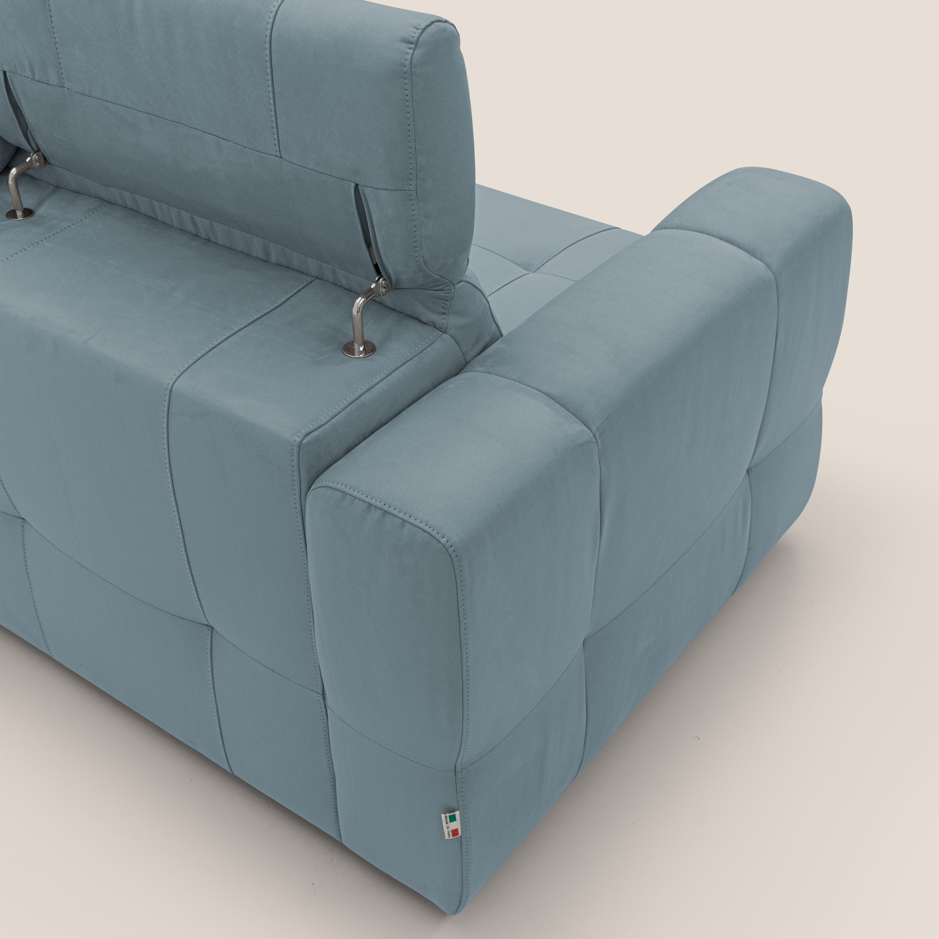 Kronos Divano angolare con poggiapiedi estraibile e pouf contenitore mobile in microfibra impermeabile T11 carta da zucchero - divani.store