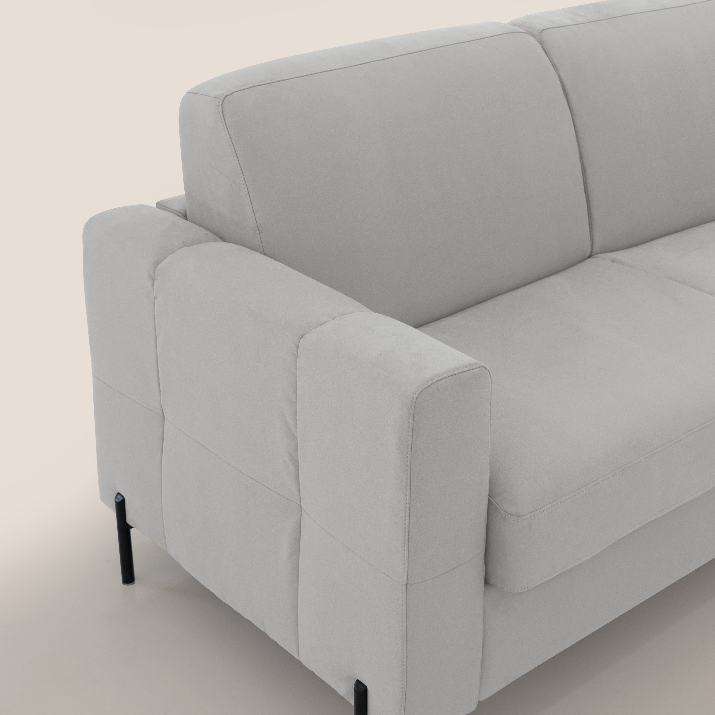 Ortensia divano letto materasso H18 cm con piedi alti in elegante microfibra smacchiabile T11 grigio chiaro - divani.store
