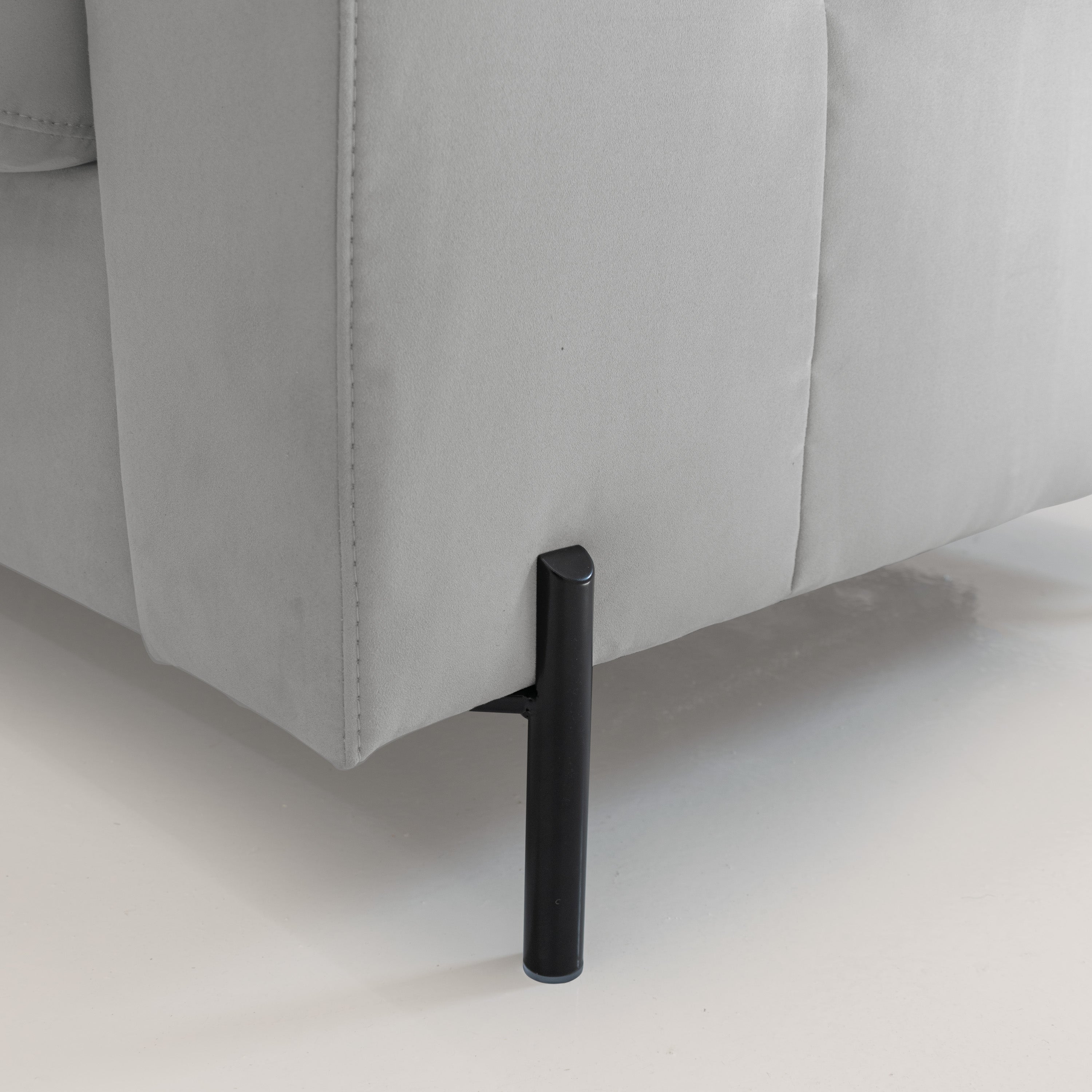 Ortensia divano letto materasso H18 cm con piedi alti in elegante microfibra smacchiabile T11 grigio chiaro - divani.store