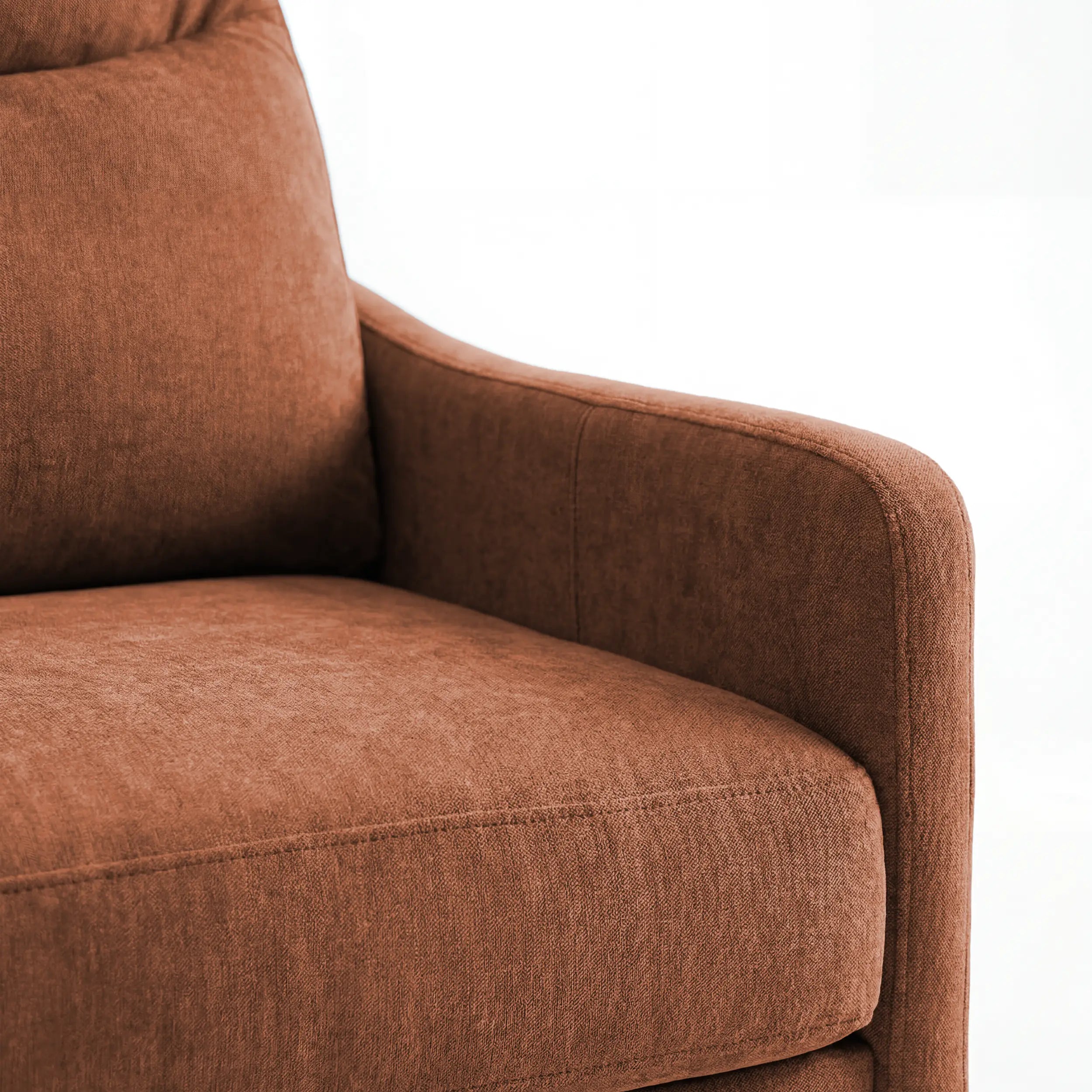 Primo piano del divano letto a 3 posti Lodovico di Divani.Store, rivestito in morbido tessuto antimacchia certificato Oeko-Tex. La trama liscia e le cuciture pulite risaltano sullo sfondo bianco, mettendo in risalto il suo design di qualità.