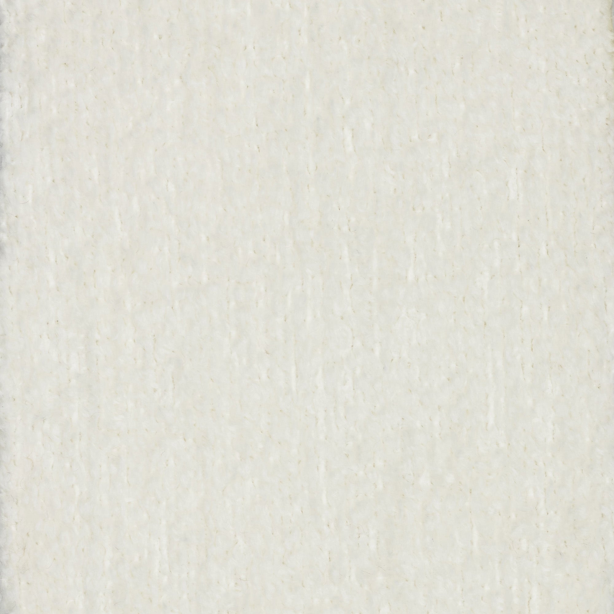 Primo piano della superficie bianca e strutturata di T21 Favola morbida ed elegante Bouclé di Divani.Store, caratterizzata da un aspetto morbido e poroso con linee sottili e piccoli fori, che ricordano una fetta di pane. È impermeabile e antimacchia.