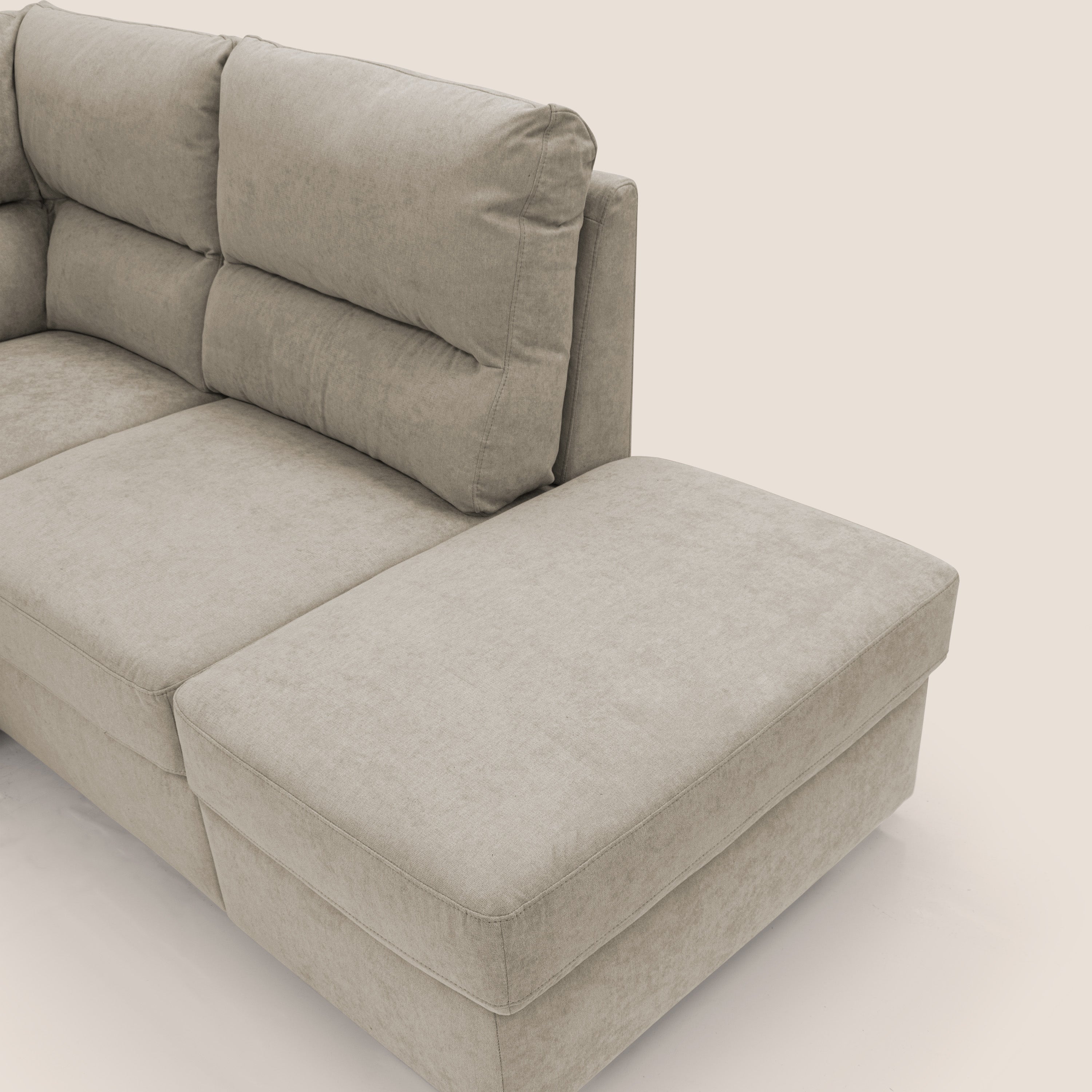 Minerva divano angolare con estraibile a cassettone e pouf contenitore in tessuto morbido impermeabile T02 panna - divani.store