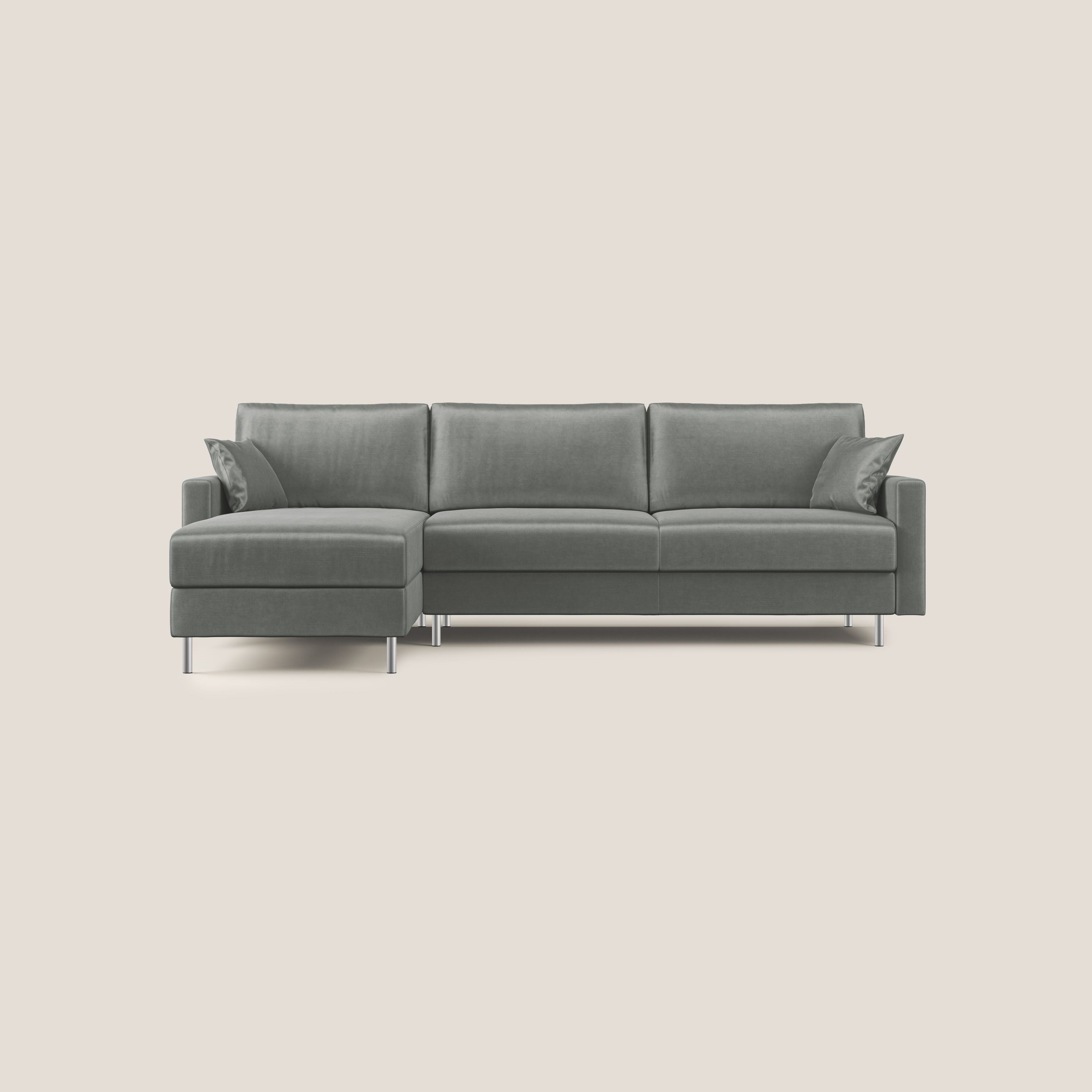Il divano letto angolare Andromeda di Divani.Store è un moderno componibile in velluto impermeabile grigio chiaro T01 con gambe in metallo, tre cuscini di seduta e schienale, cuscini coordinati e una chaise lounge. Su uno sfondo beige chiaro.