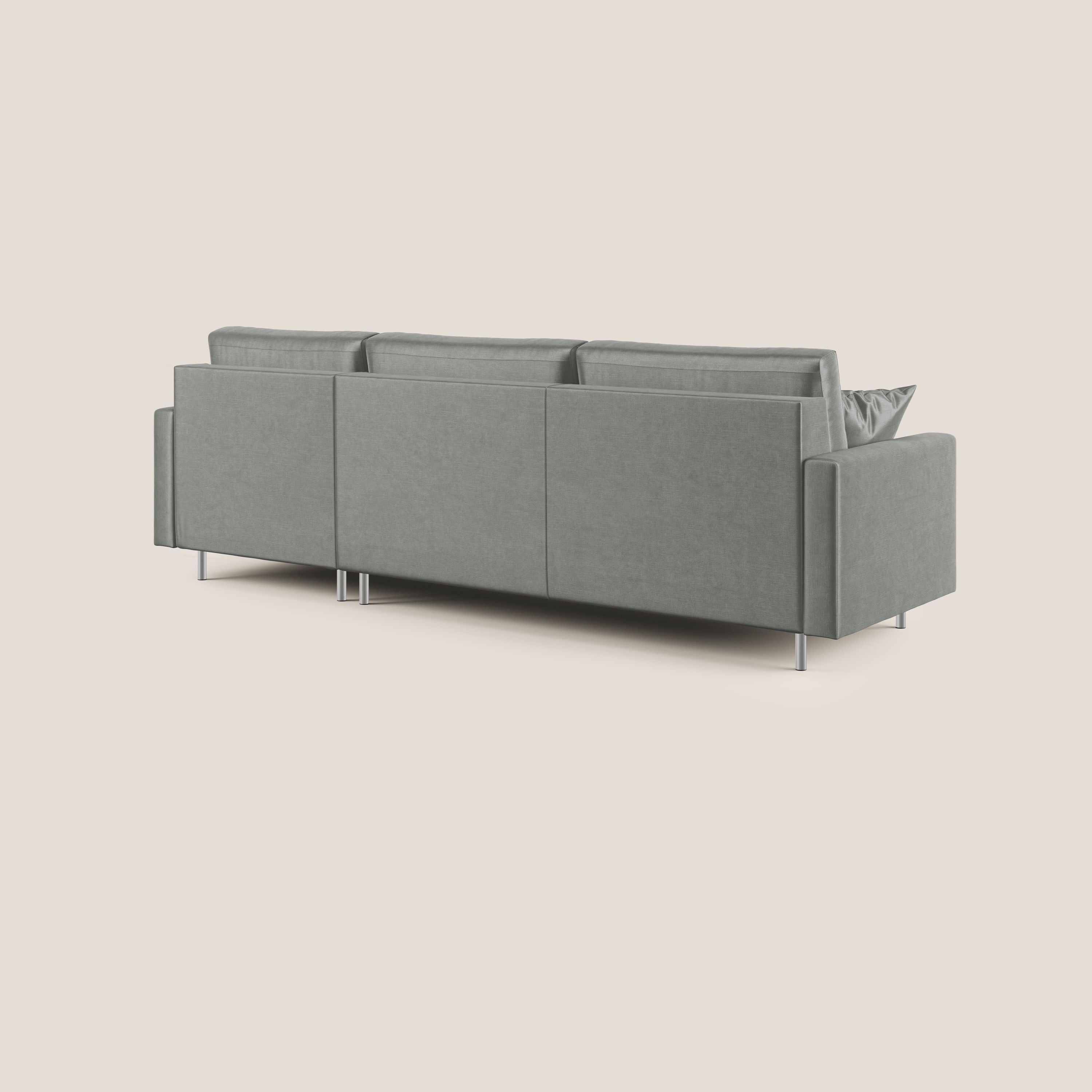 Il divano letto angolare Andromeda in velluto morbido impermeabile T01 grigio chiaro di Divani.Store è presentato nella parte posteriore, con tre cuscini di seduta e schienale, braccioli dritti e gambe in metallo su uno sfondo beige chiaro.