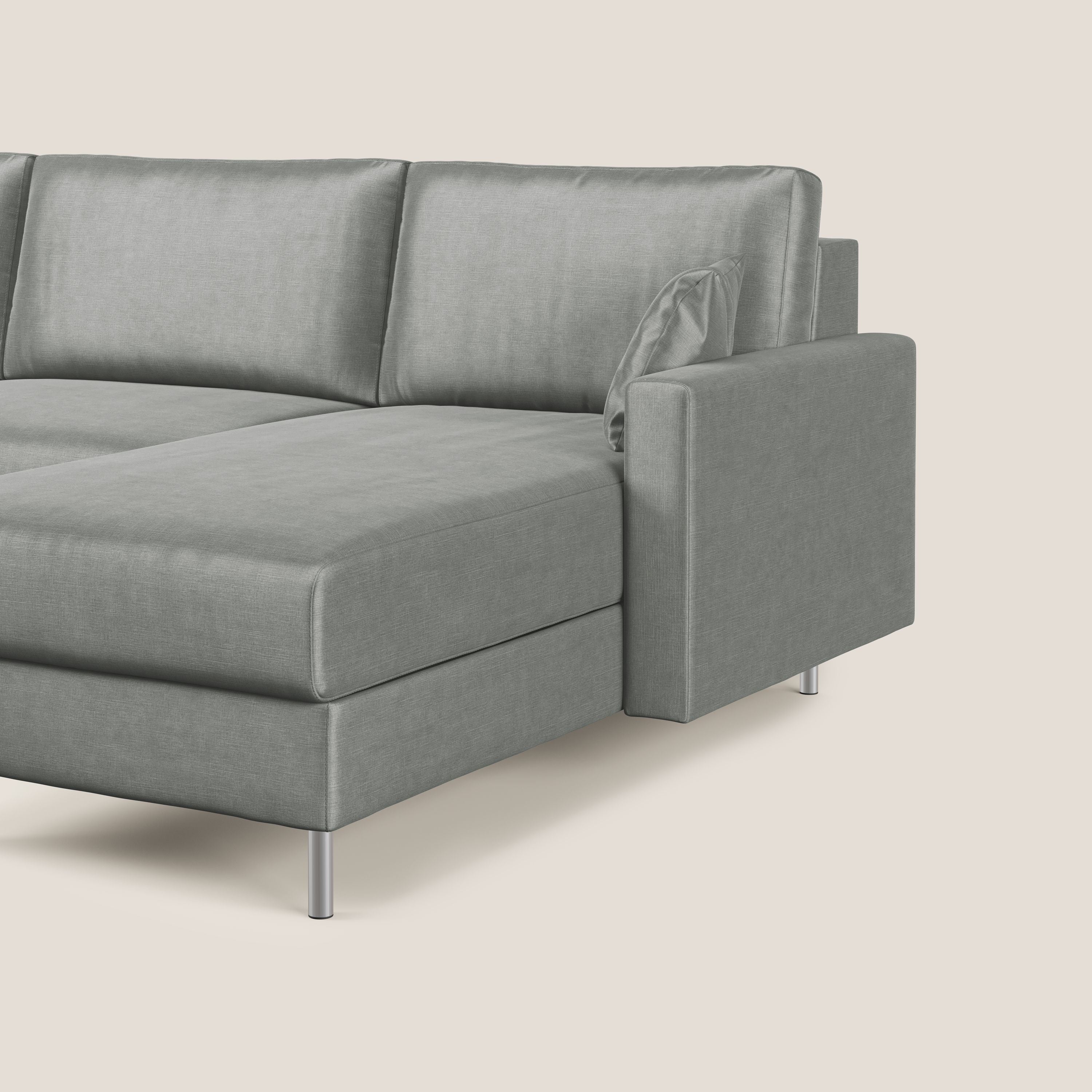 Il divano letto angolare Andromeda in velluto morbido impermeabile T01 grigio chiaro di Divani.Store presenta un design moderno con cuscini quadrati, gambe in metallo, linee pulite e una chaise lounge allungata su uno sfondo bianco sporco.