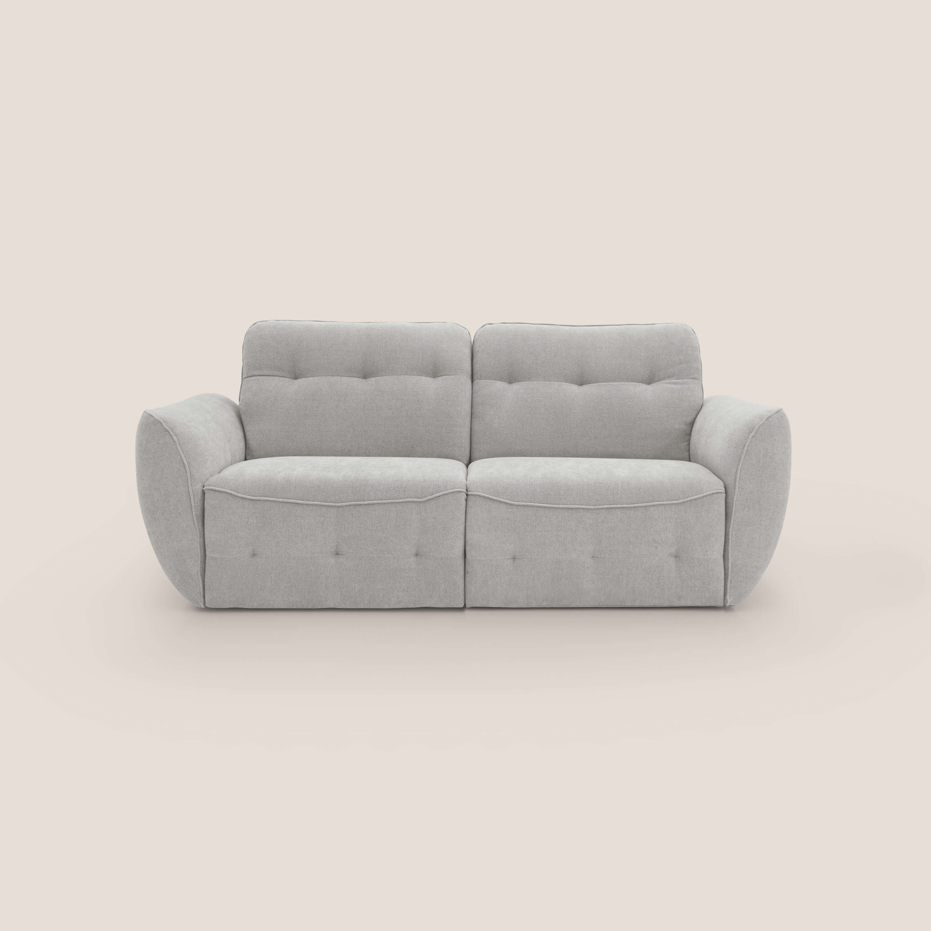 Il divano Cerbero 3 posti 208 cm di Divani.Store è caratterizzato da un morbido bouclé impermeabile grigio chiaro, da cuscini di seduta e di schienale trapuntati e da ampi braccioli in peluche. Il suo design moderno è invitante, qui presentato su uno sfondo beige.