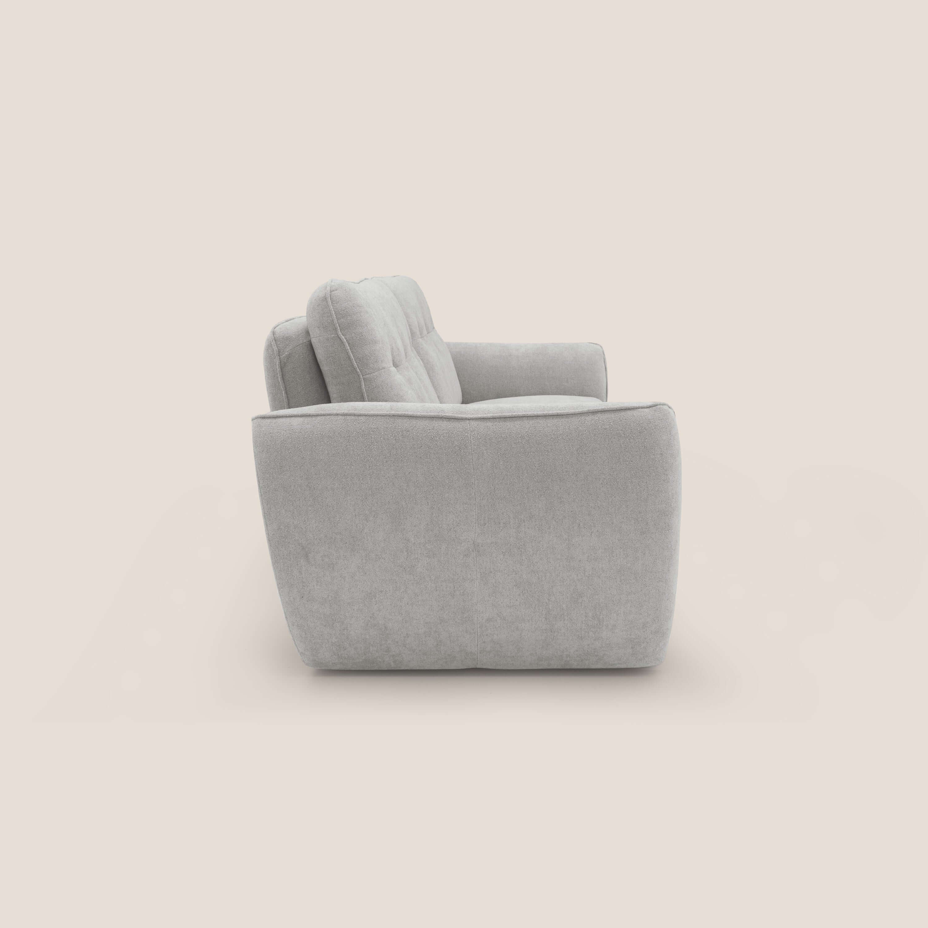 Il divano Cerbero 3 posti di Divani.Store, presentato lateralmente su sfondo beige, è caratterizzato da un moderno design squadrato in morbido tessuto bouclé grigio chiaro (T07), con spessi cuscini in peluche per il massimo comfort. Lunghezza: 208 cm.