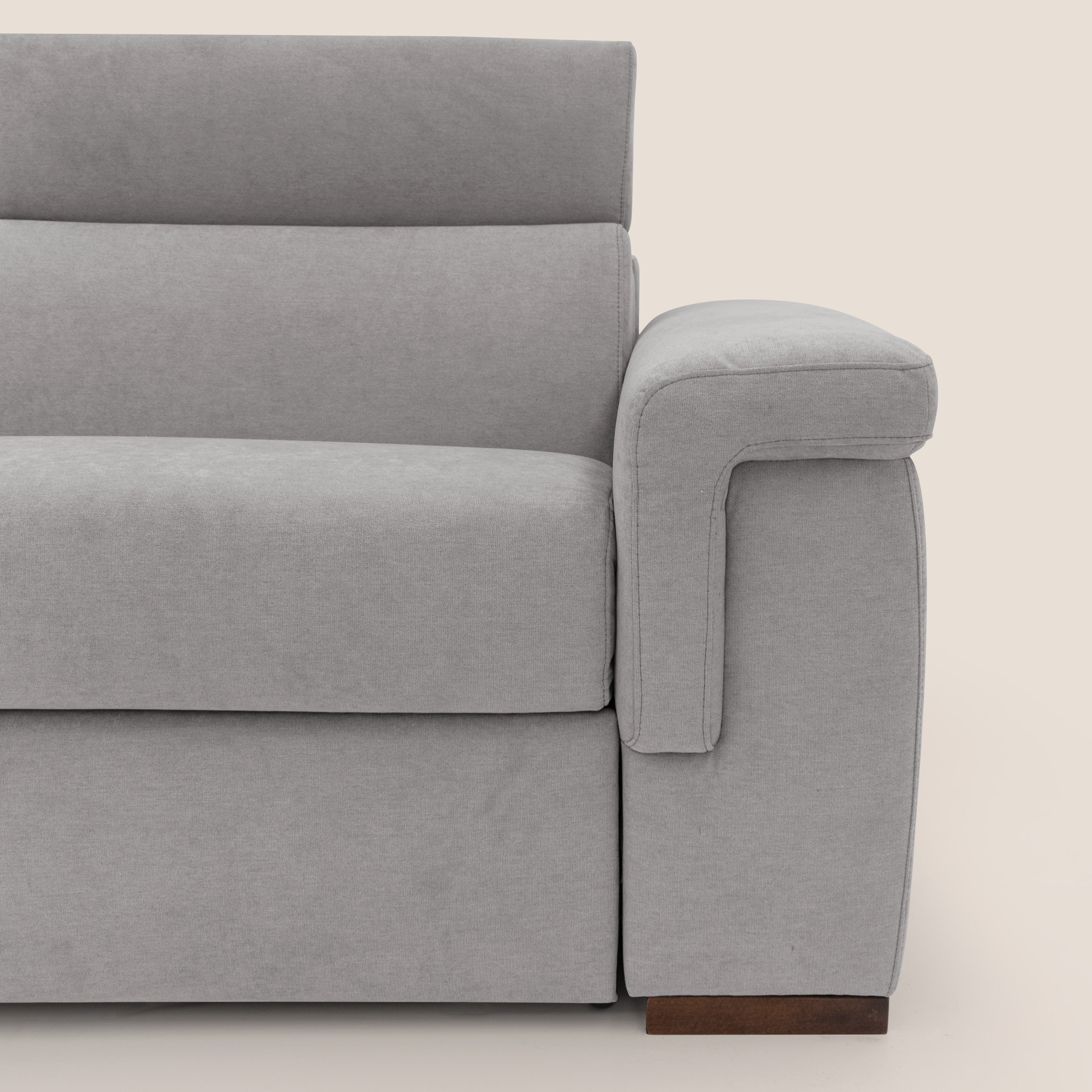 Giunone divano letto con materasso alto 18 cm e poggiatesta reclinabili in tessuto impermeabile T02 grigio chiaro - divani.store