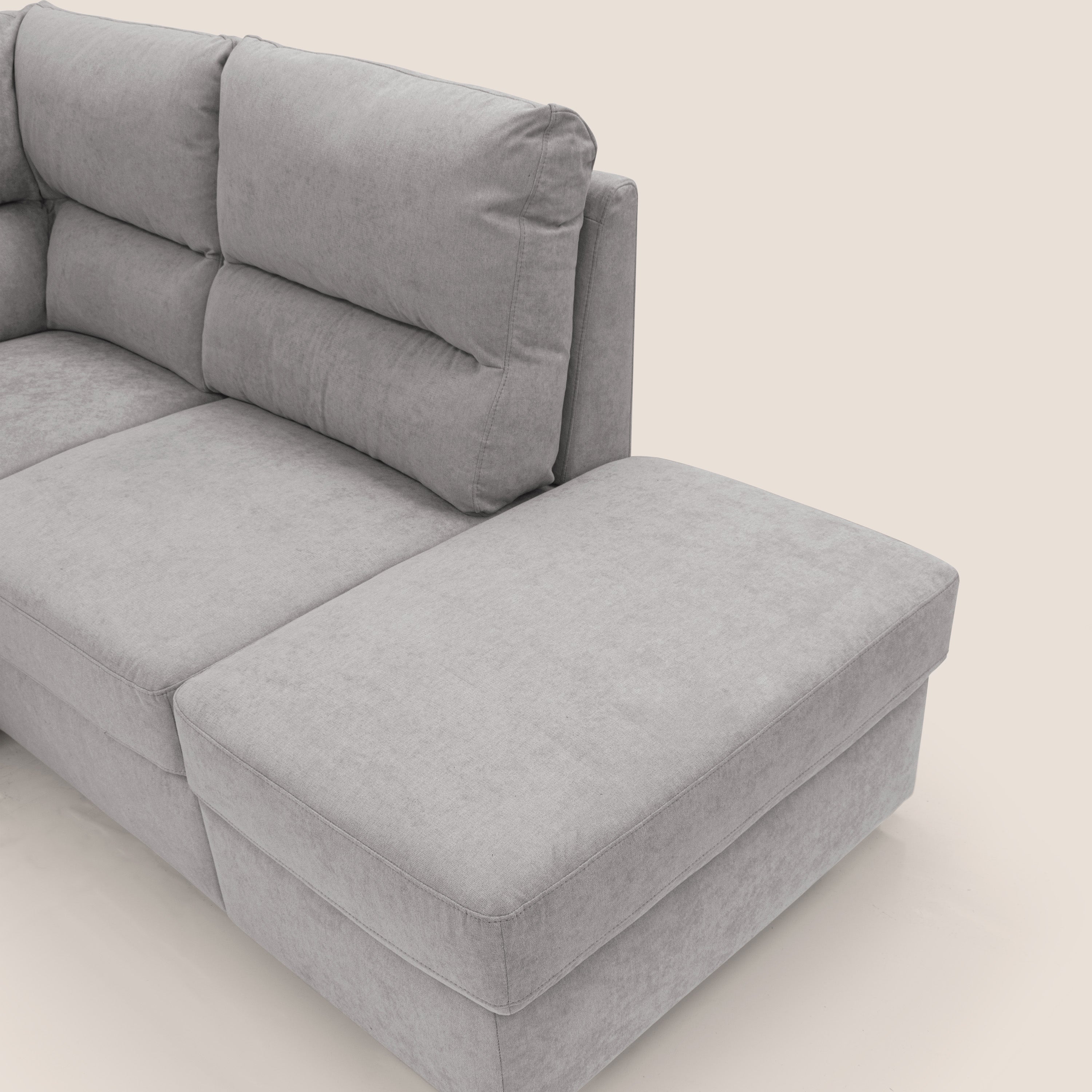 Minerva divano angolare con estraibile a cassettone e pouf contenitore in tessuto morbido impermeabile T02 grigio chiaro - divani.store