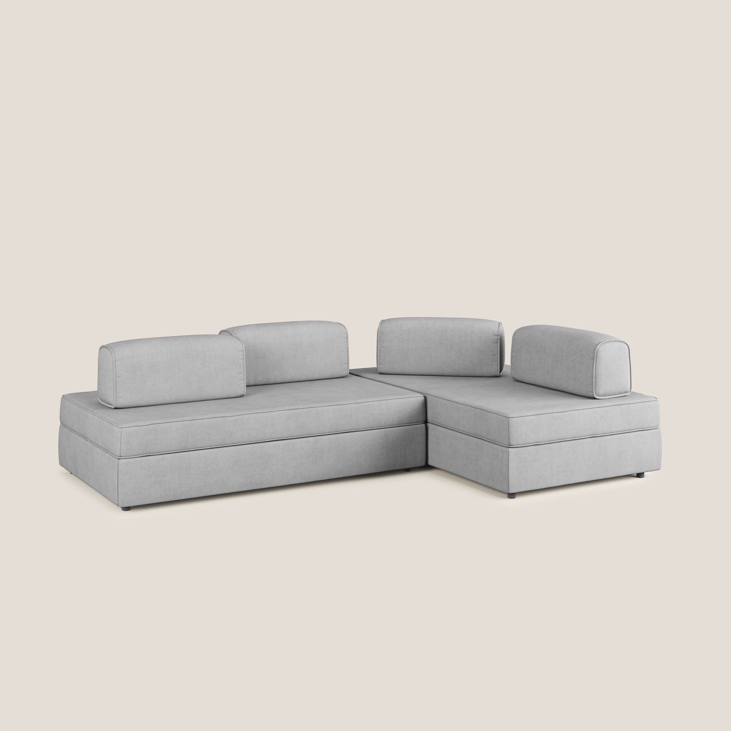 Liberty divano angolare con pouf estraibile e schienali movibili in tessuto morbido impermeabile T02 grigio chiaro - divani.store