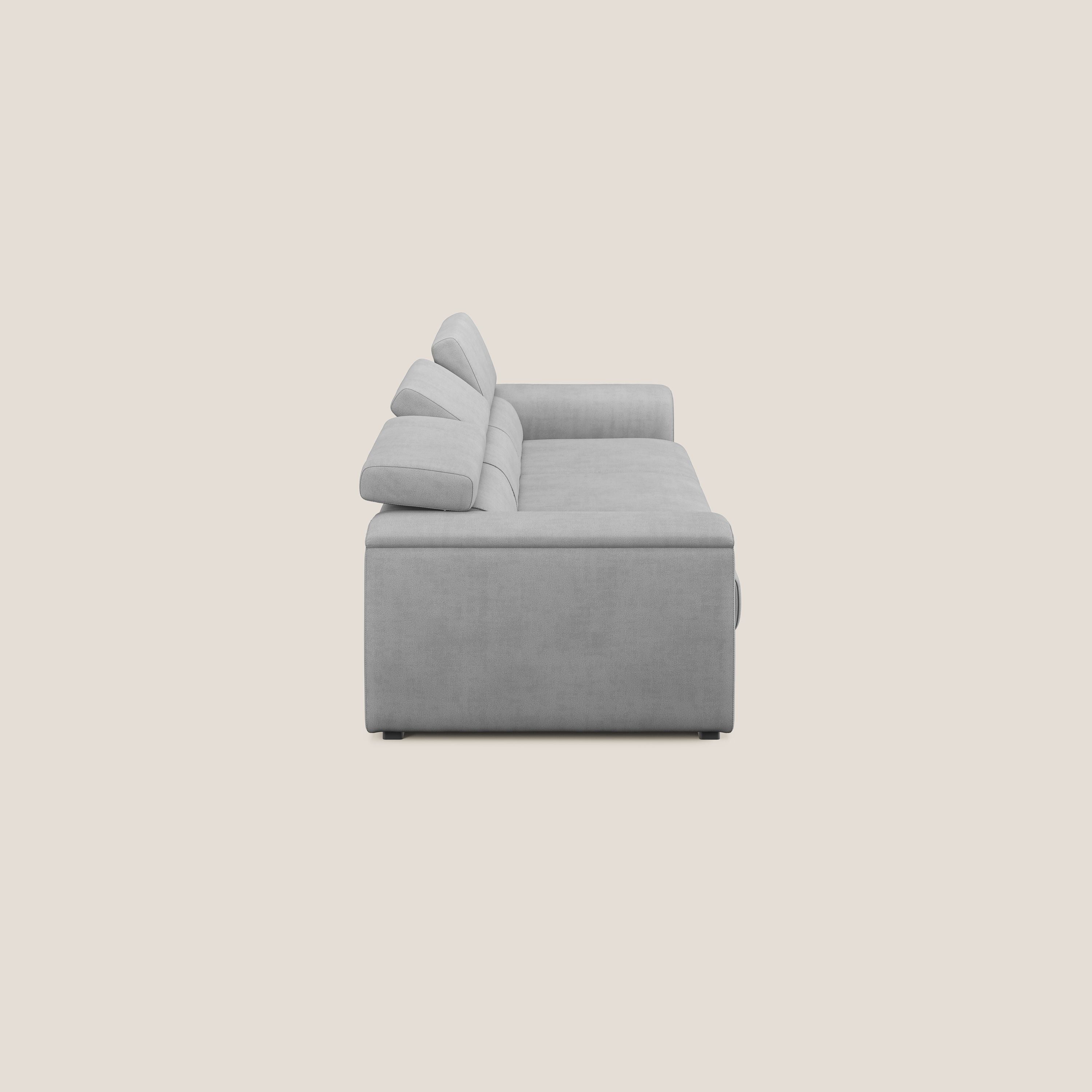 Zeno Divano con pouf estraibile poggiapiedi a 3 sedute in tessuto morbido impermeabile T02 grigio chiaro - divani.store