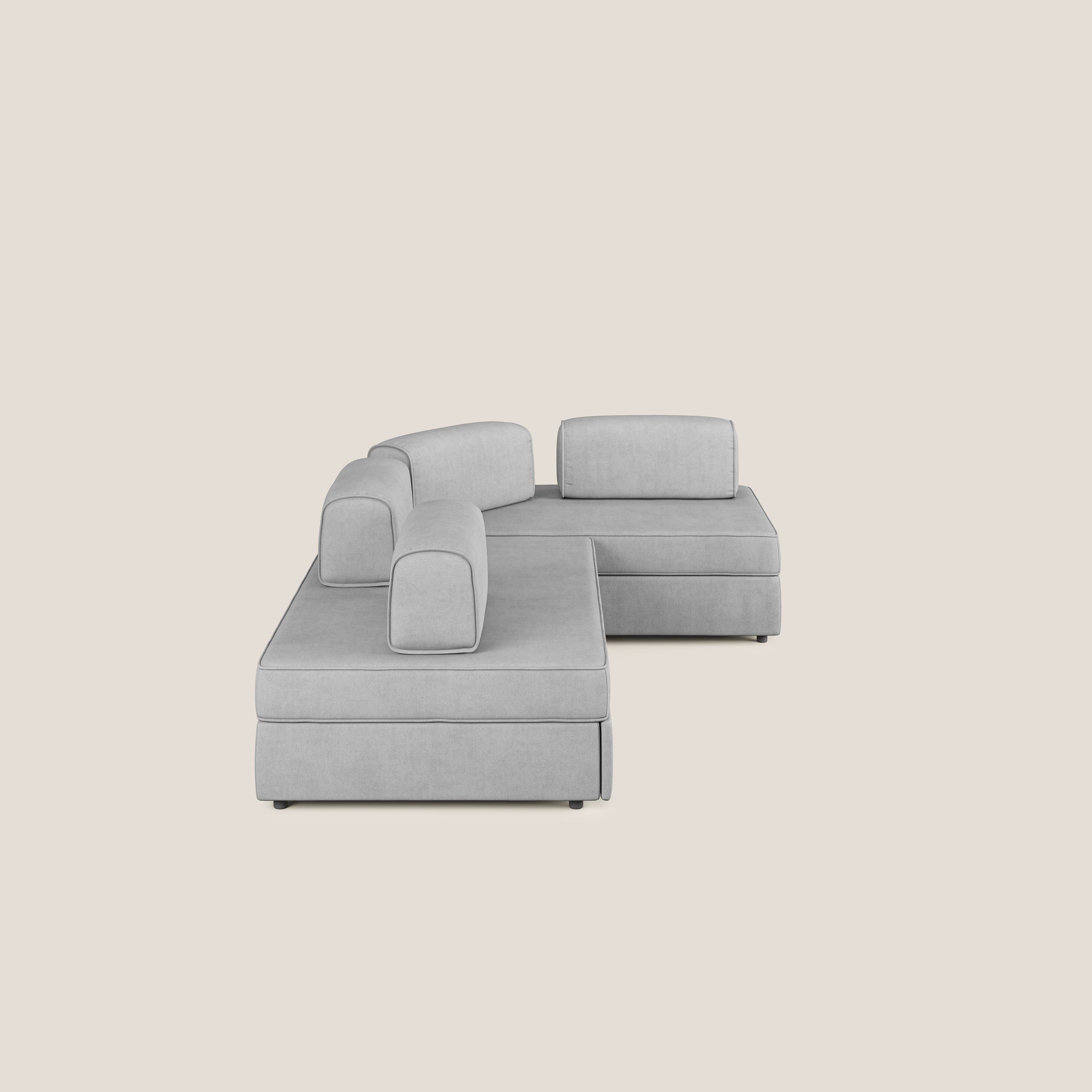 Liberty divano angolare con pouf estraibile e schienali movibili in tessuto morbido impermeabile T02 grigio chiaro - divani.store