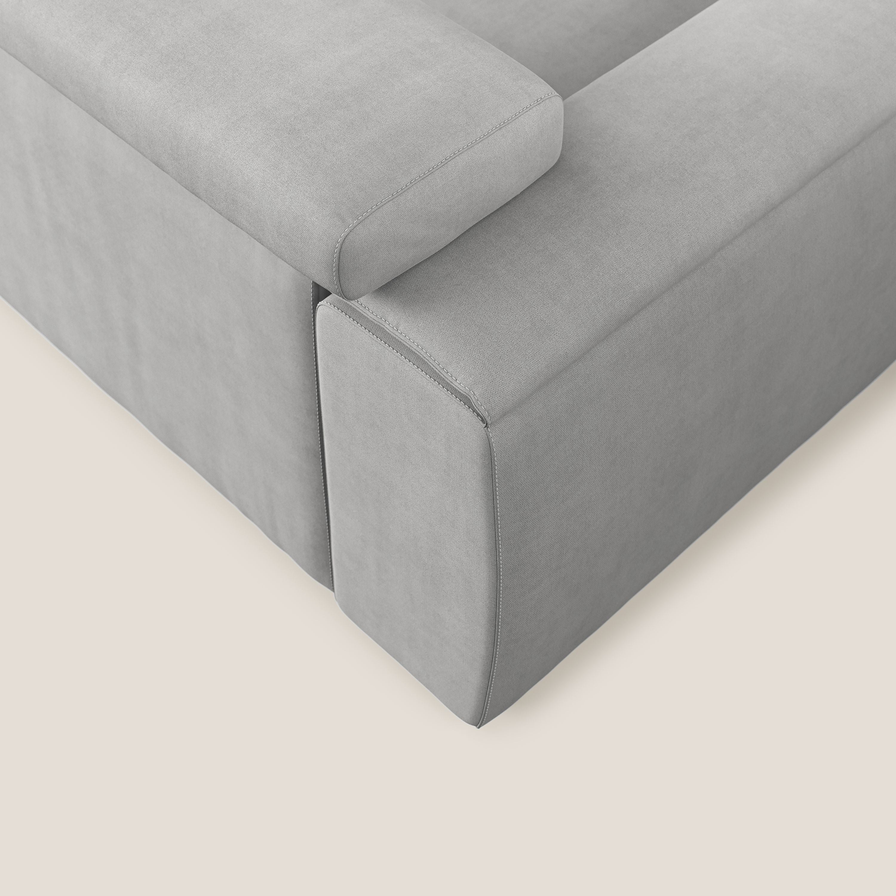 Zeno Divano angolare con pouf estraibile poggiapiedi in tessuto morbido impermeabile T02 grigio chiaro - divani.store