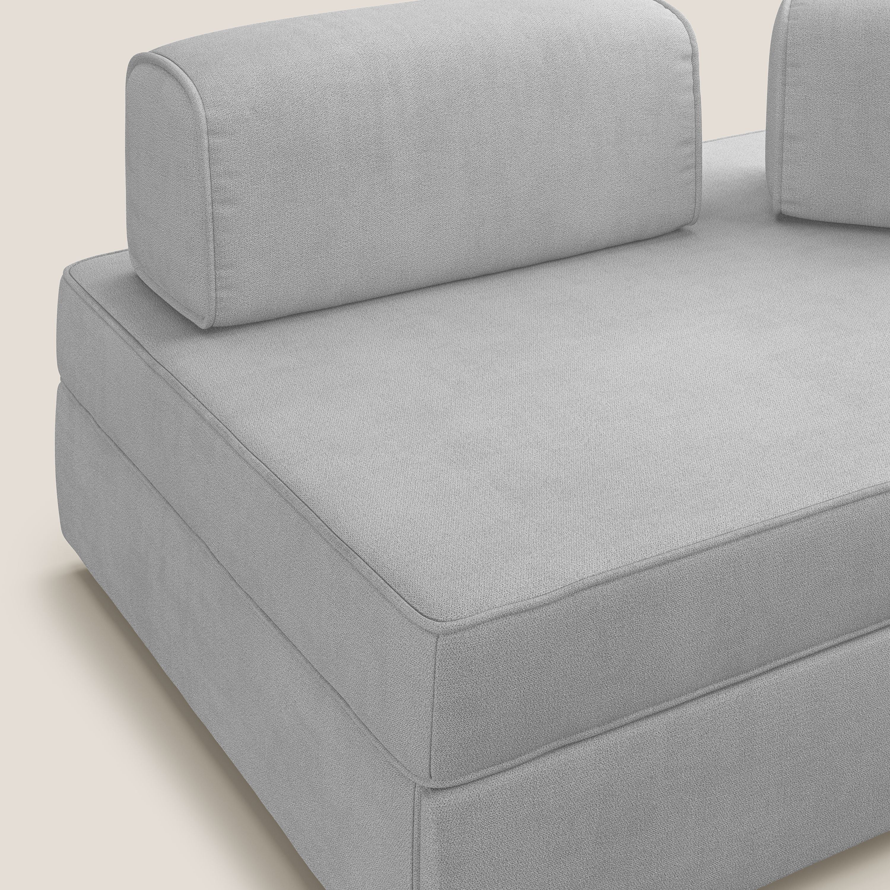 Liberty divano con pouf estraibile e schienali movibili in tessuto morbido impermeabile T02 grigio chiaro - divani.store