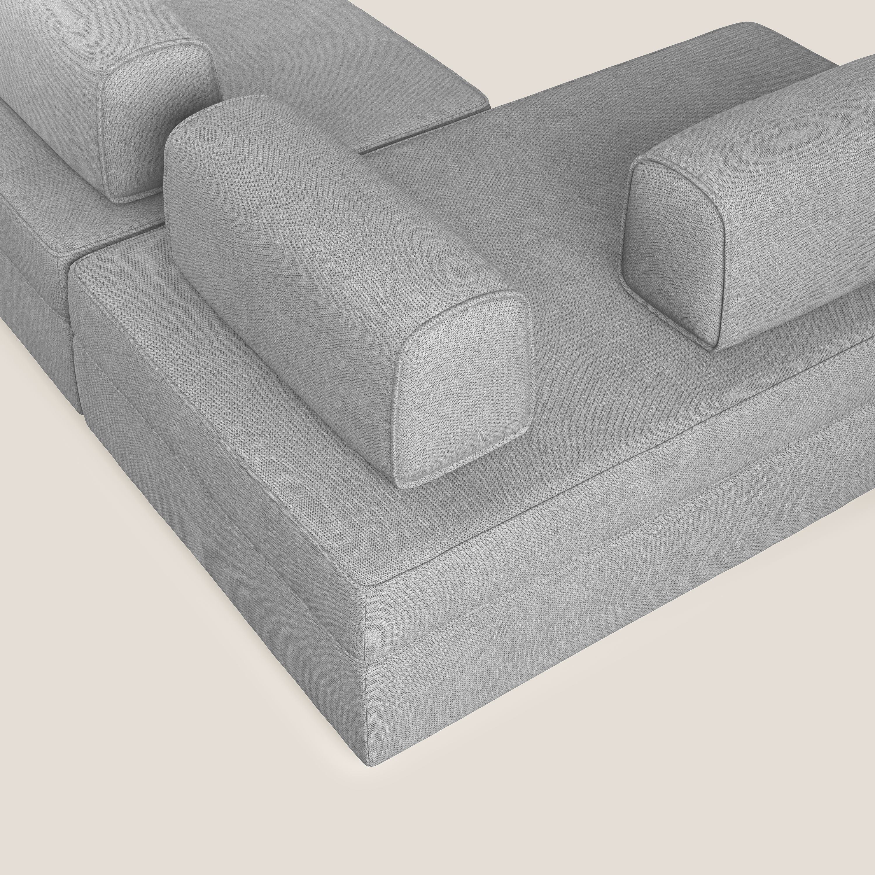 Liberty divano panoramico con pouf estraibile e schienali movibili in tessuto morbido impermeabile T02 grigio chiaro - divani.store