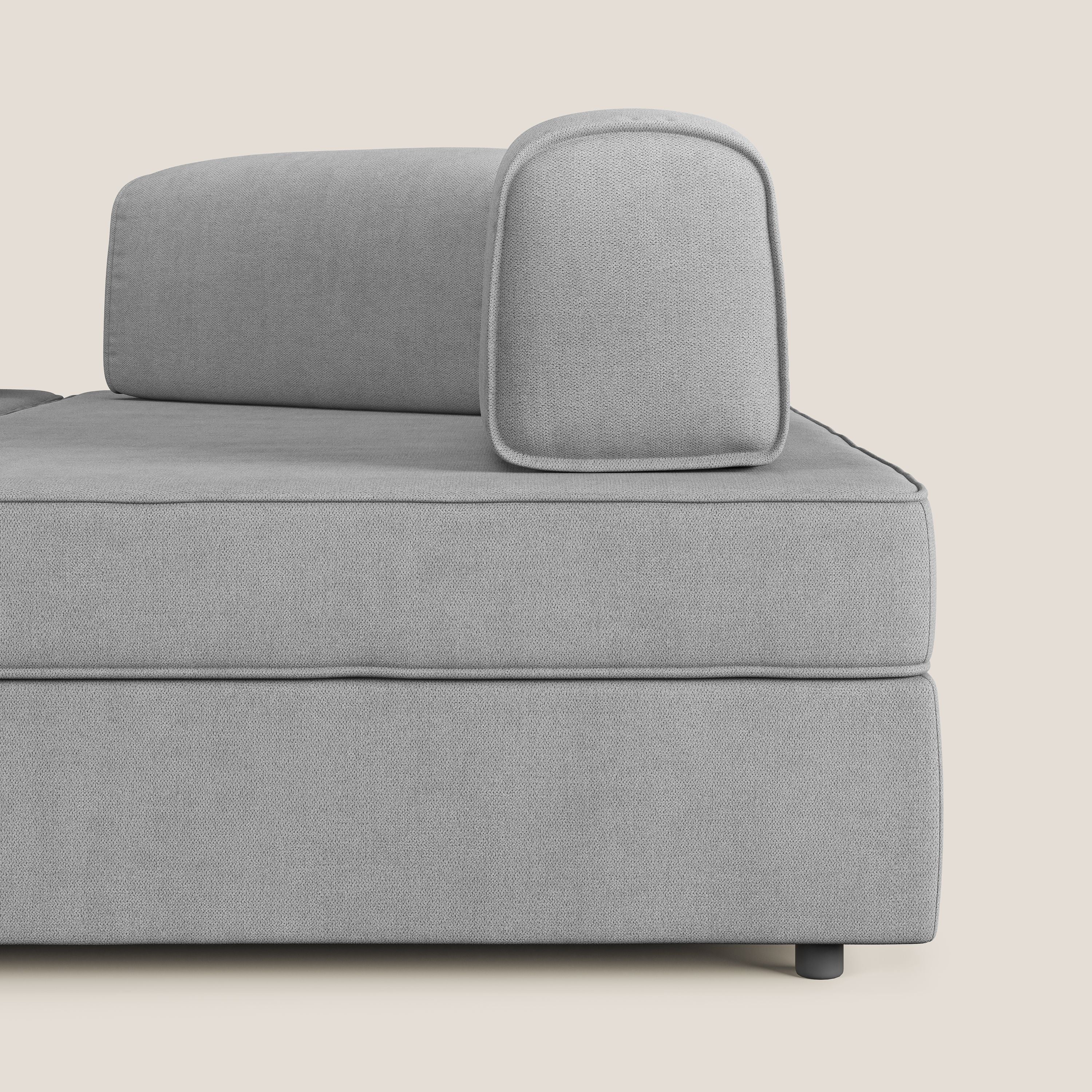 Liberty divano angolare con pouf estraibile e schienali movibili in tessuto morbido impermeabile T02 grigio chiaro - divani.store