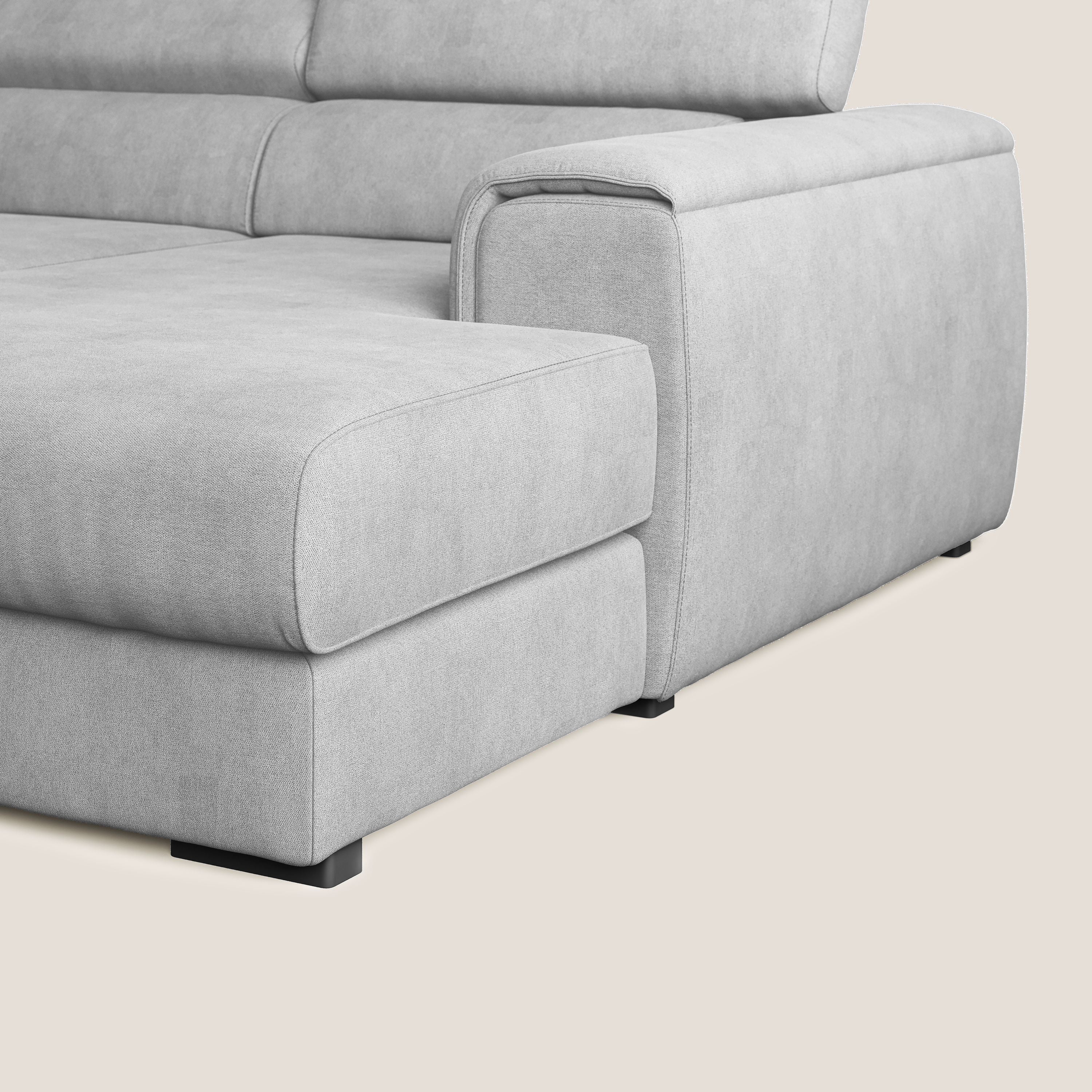 Zeno Divano angolare con pouf estraibile poggiapiedi in tessuto morbido impermeabile T02 grigio chiaro - divani.store